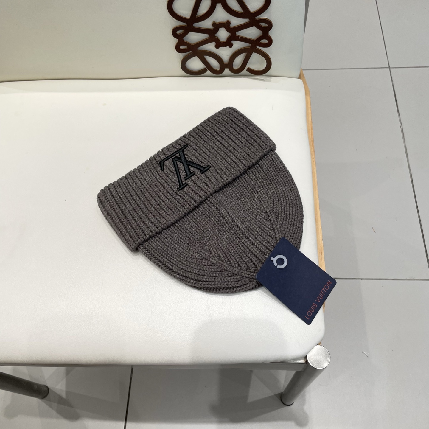 Lv官网针织帽非常百搭 男女通用 亲们可以看细节，车工整齐 透气舒适，采用进口毛线料！潮人必备！