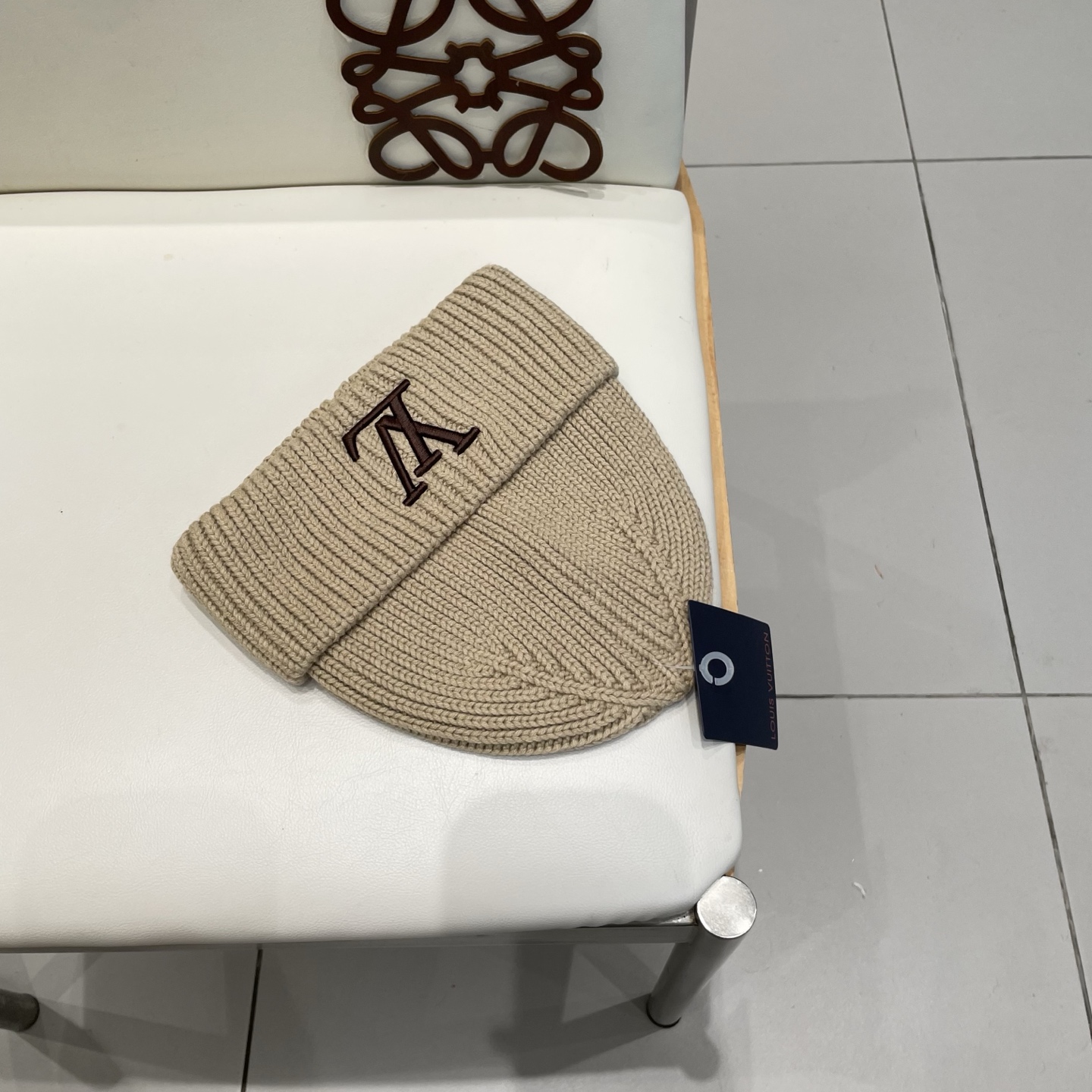 Lv官网针织帽非常百搭 男女通用 亲们可以看细节，车工整齐 透气舒适，采用进口毛线料！潮人必备！