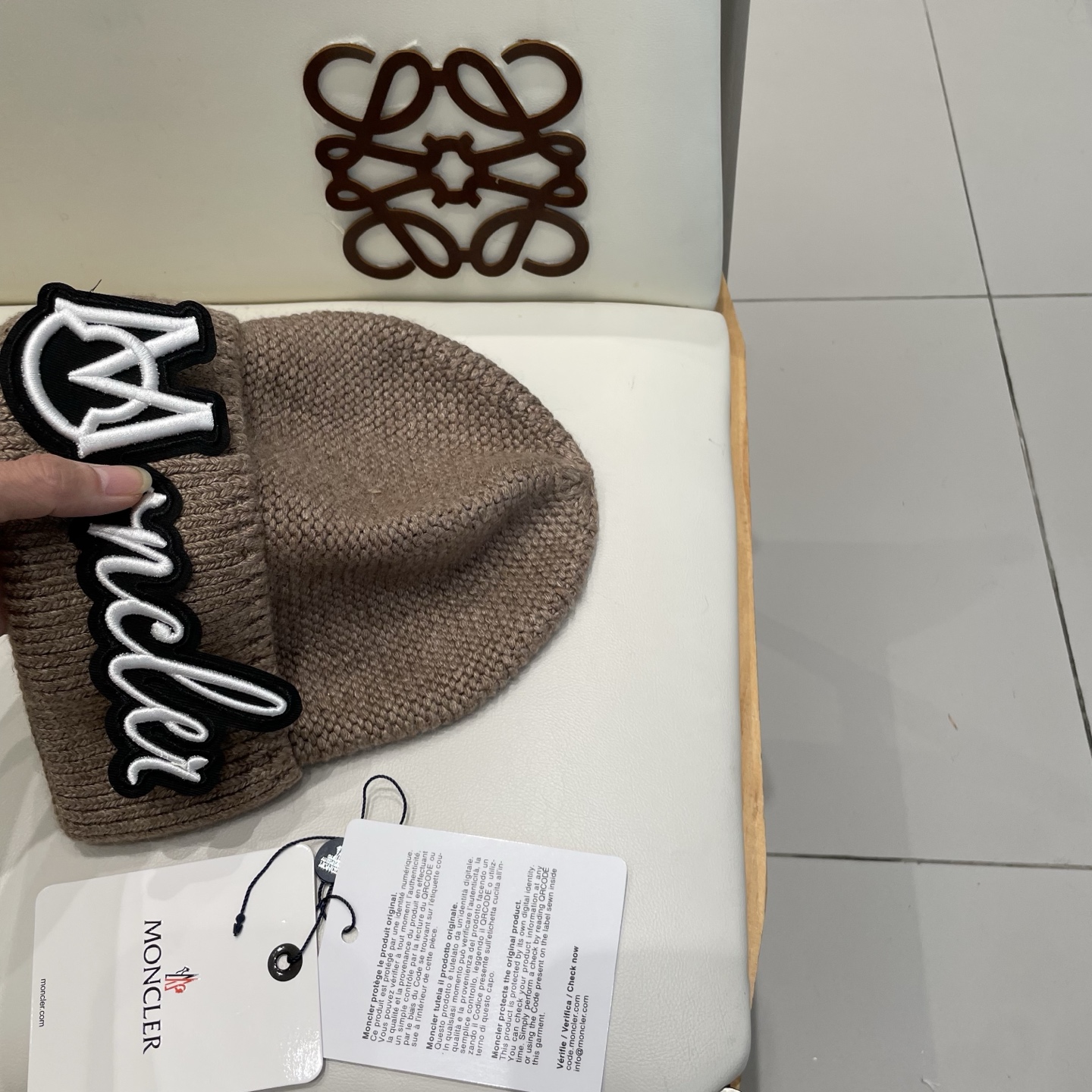 MONCLER蒙口🎩针织毛线帽，附带二维码，好品质高端大气，超柔软！超火爆💖质感很赞，出街超好搭配！时尚潮流！秋冬必备单