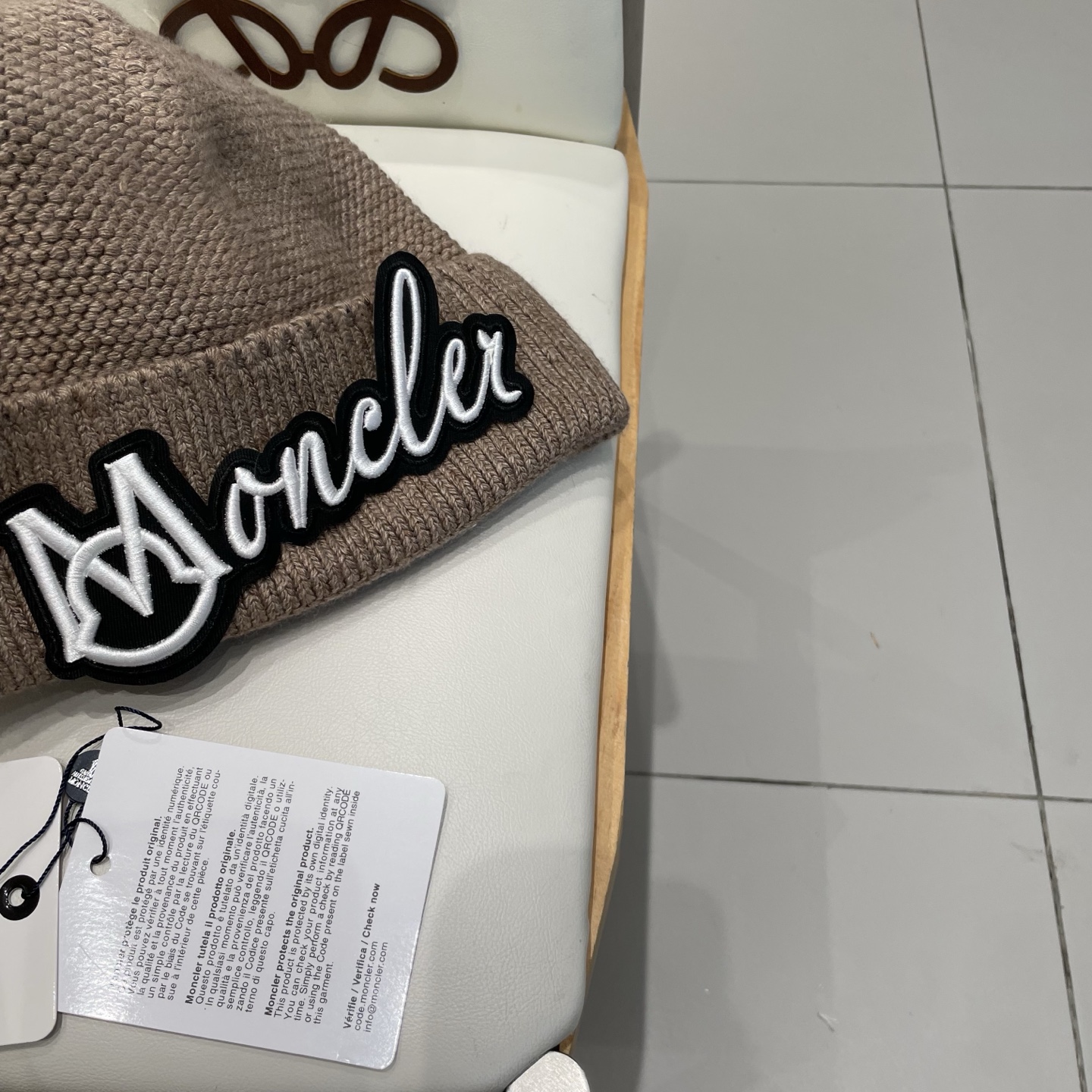 MONCLER蒙口🎩针织毛线帽，附带二维码，好品质高端大气，超柔软！超火爆💖质感很赞，出街超好搭配！时尚潮流！秋冬必备单