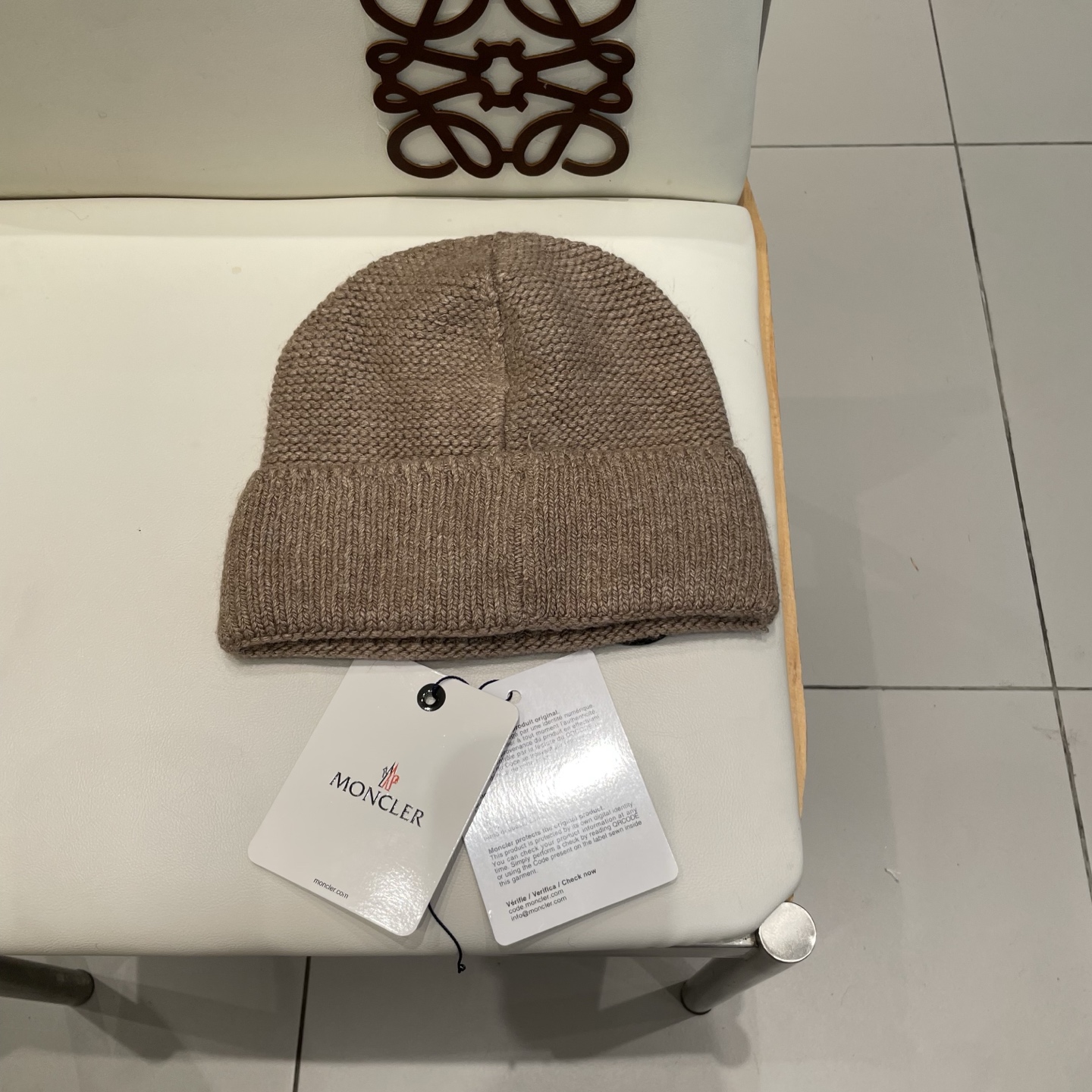 MONCLER蒙口🎩针织毛线帽，附带二维码，好品质高端大气，超柔软！超火爆💖质感很赞，出街超好搭配！时尚潮流！秋冬必备单