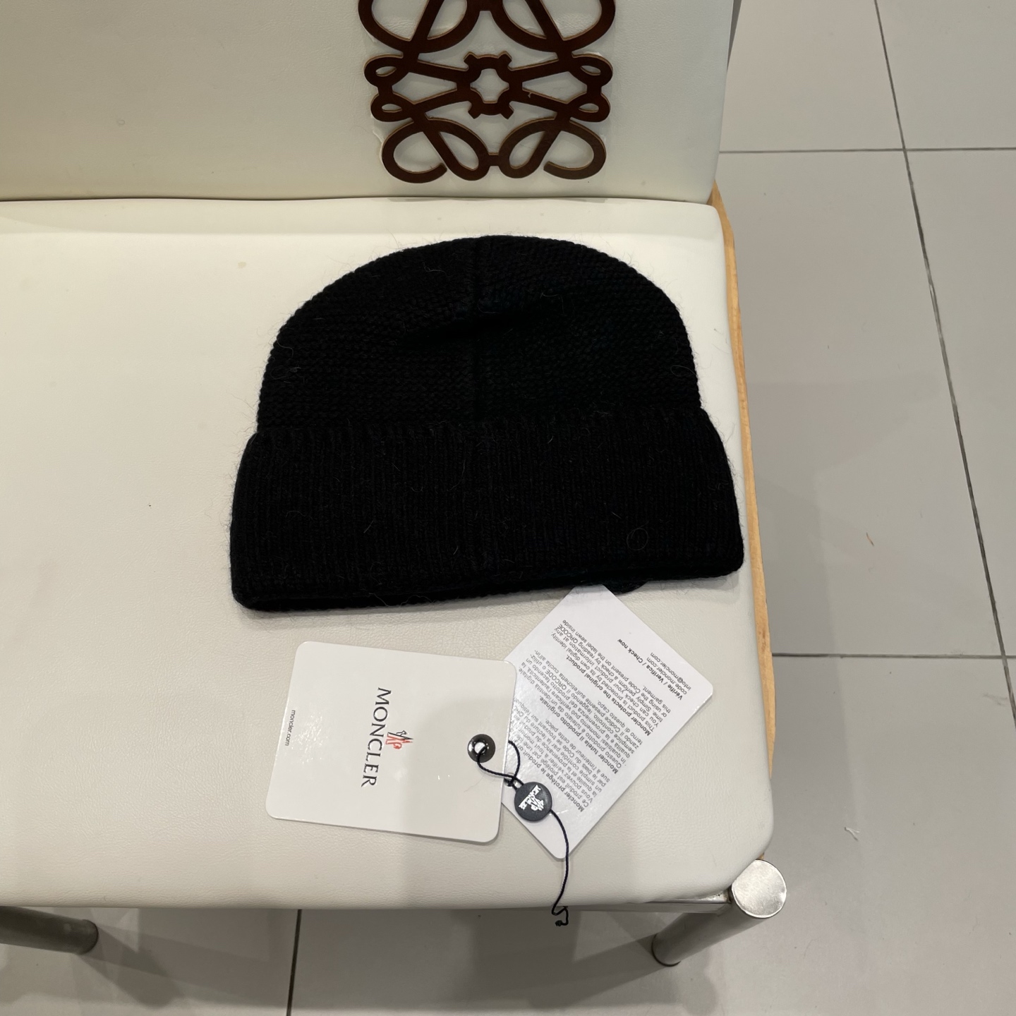 MONCLER蒙口🎩针织毛线帽，附带二维码，好品质高端大气，超柔软！超火爆💖质感很赞，出街超好搭配！时尚潮流！秋冬必备单