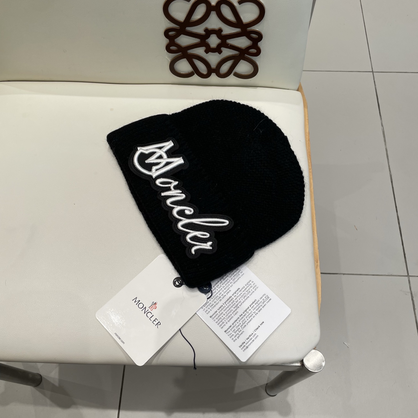 MONCLER蒙口🎩针织毛线帽，附带二维码，好品质高端大气，超柔软！超火爆💖质感很赞，出街超好搭配！时尚潮流！秋冬必备单
