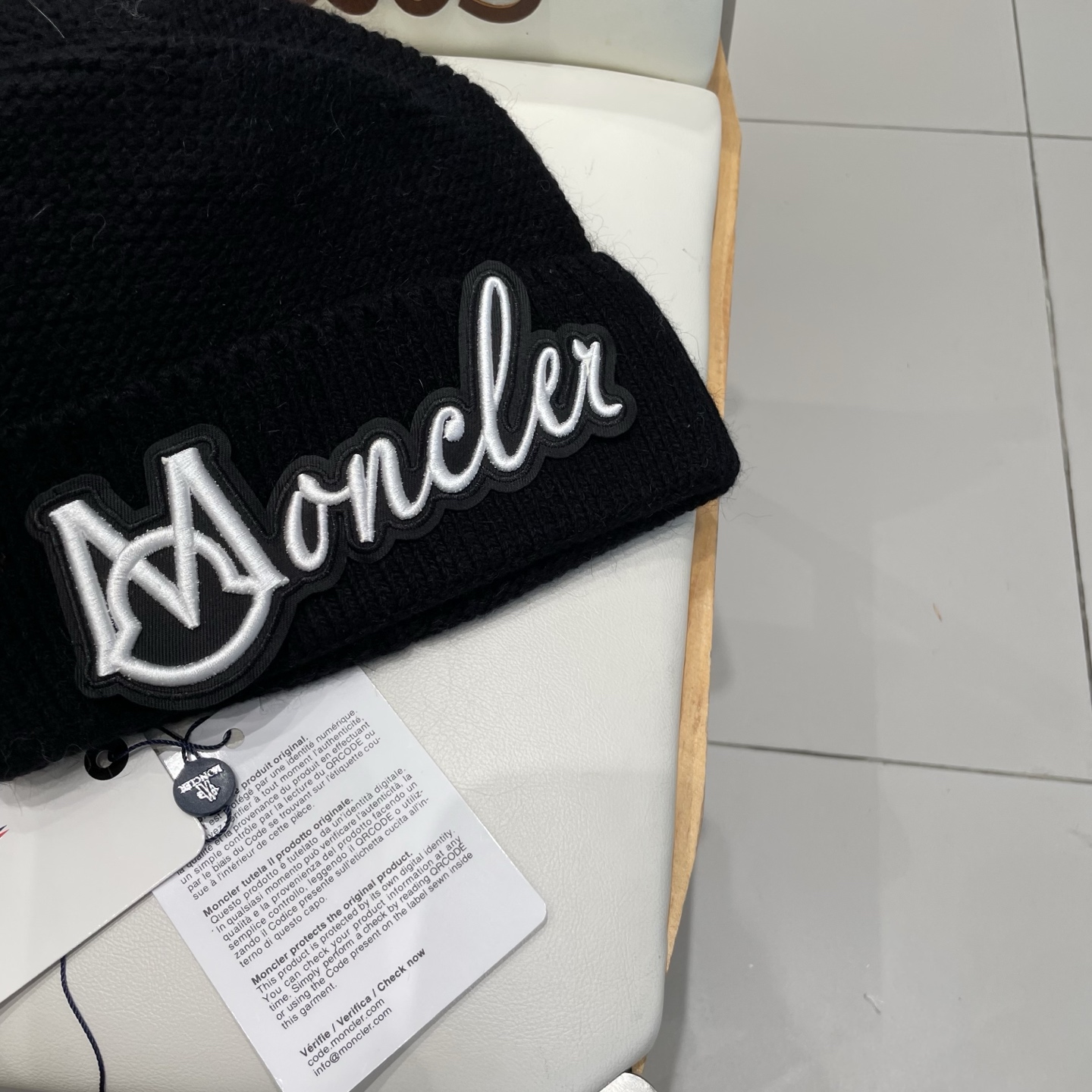 MONCLER蒙口🎩针织毛线帽，附带二维码，好品质高端大气，超柔软！超火爆💖质感很赞，出街超好搭配！时尚潮流！秋冬必备单