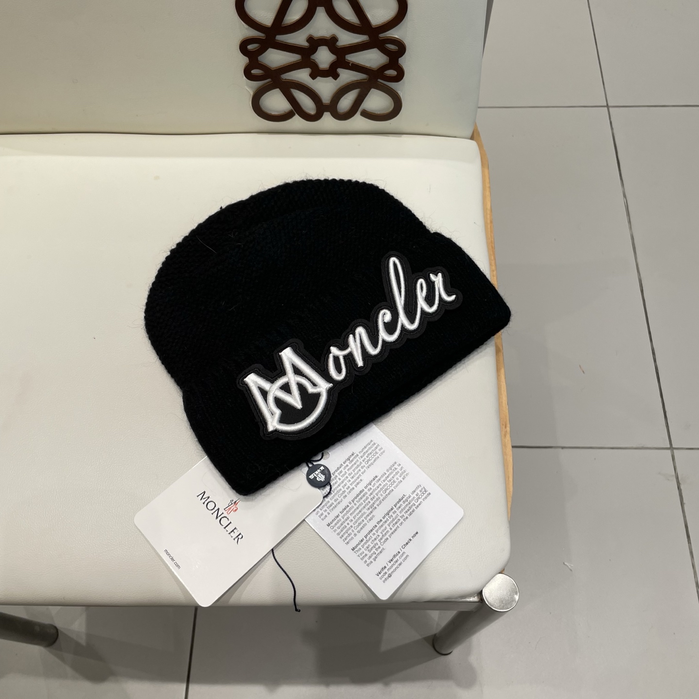 MONCLER蒙口🎩针织毛线帽，附带二维码，好品质高端大气，超柔软！超火爆💖质感很赞，出街超好搭配！时尚潮流！秋冬必备单