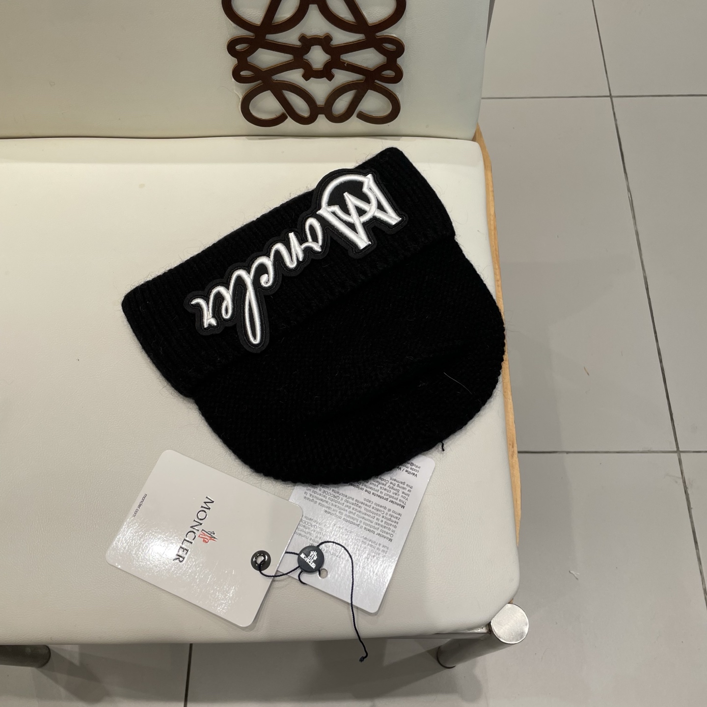 MONCLER蒙口🎩针织毛线帽，附带二维码，好品质高端大气，超柔软！超火爆💖质感很赞，出街超好搭配！时尚潮流！秋冬必备单
