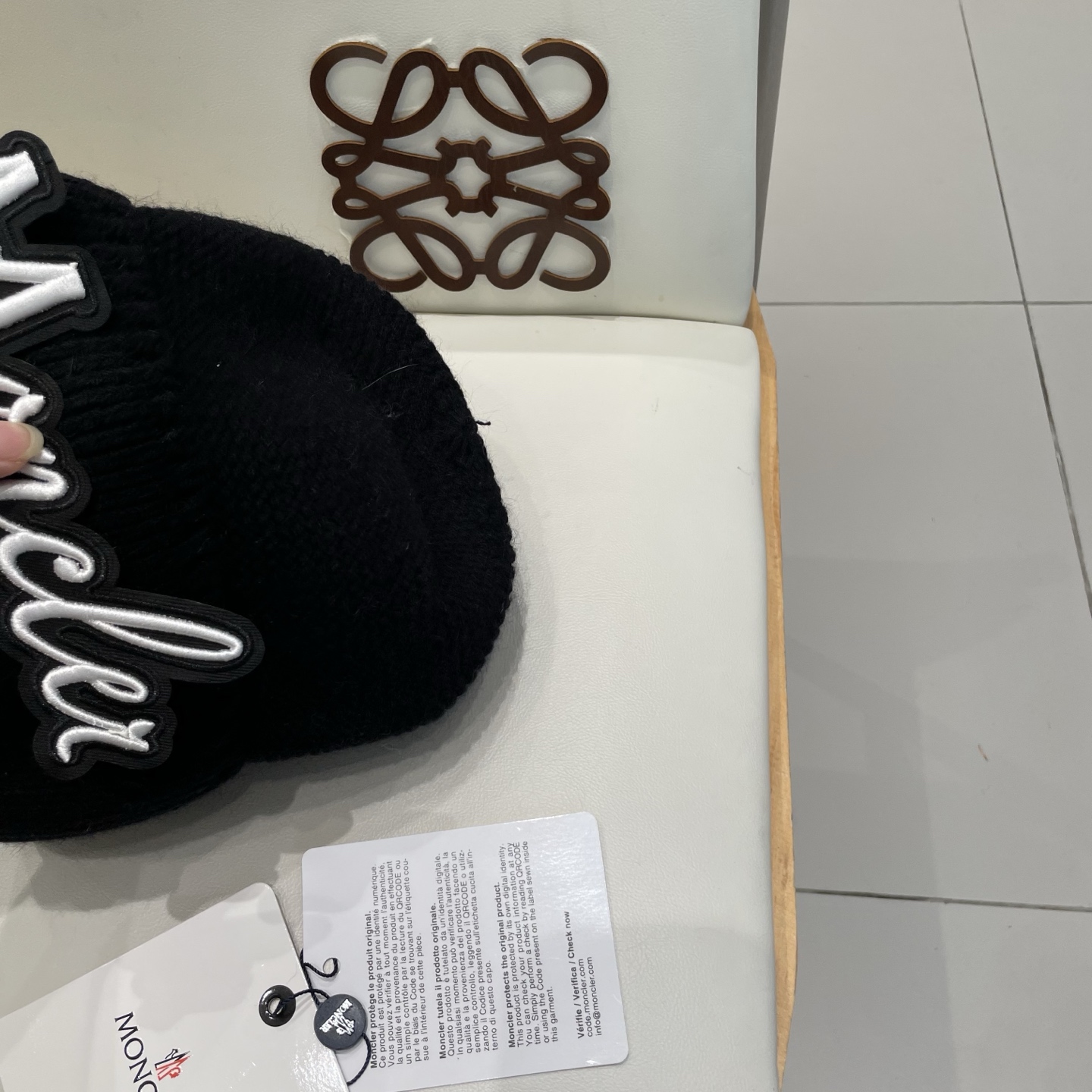 MONCLER蒙口🎩针织毛线帽，附带二维码，好品质高端大气，超柔软！超火爆💖质感很赞，出街超好搭配！时尚潮流！秋冬必备单