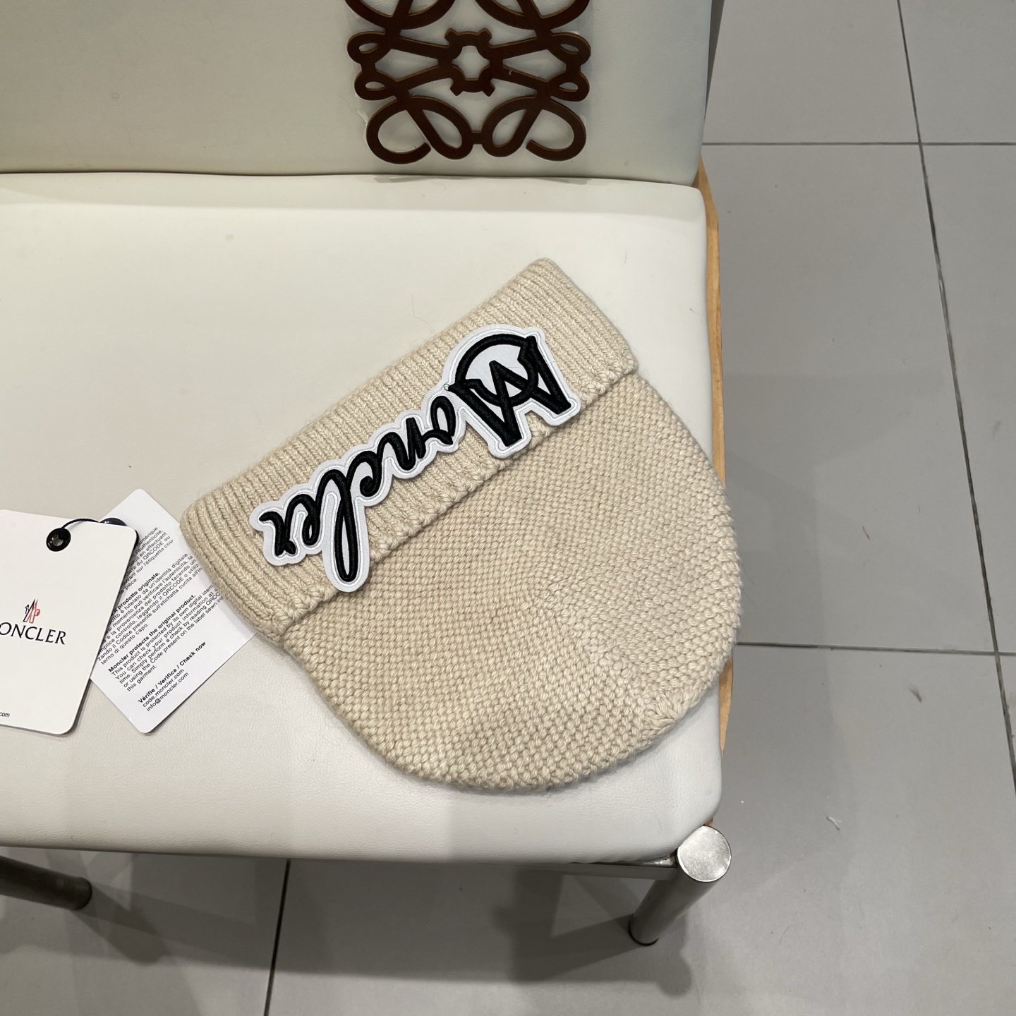 MONCLER蒙口🎩针织毛线帽，附带二维码，好品质高端大气，超柔软！超火爆💖质感很赞，出街超好搭配！时尚潮流！秋冬必备单