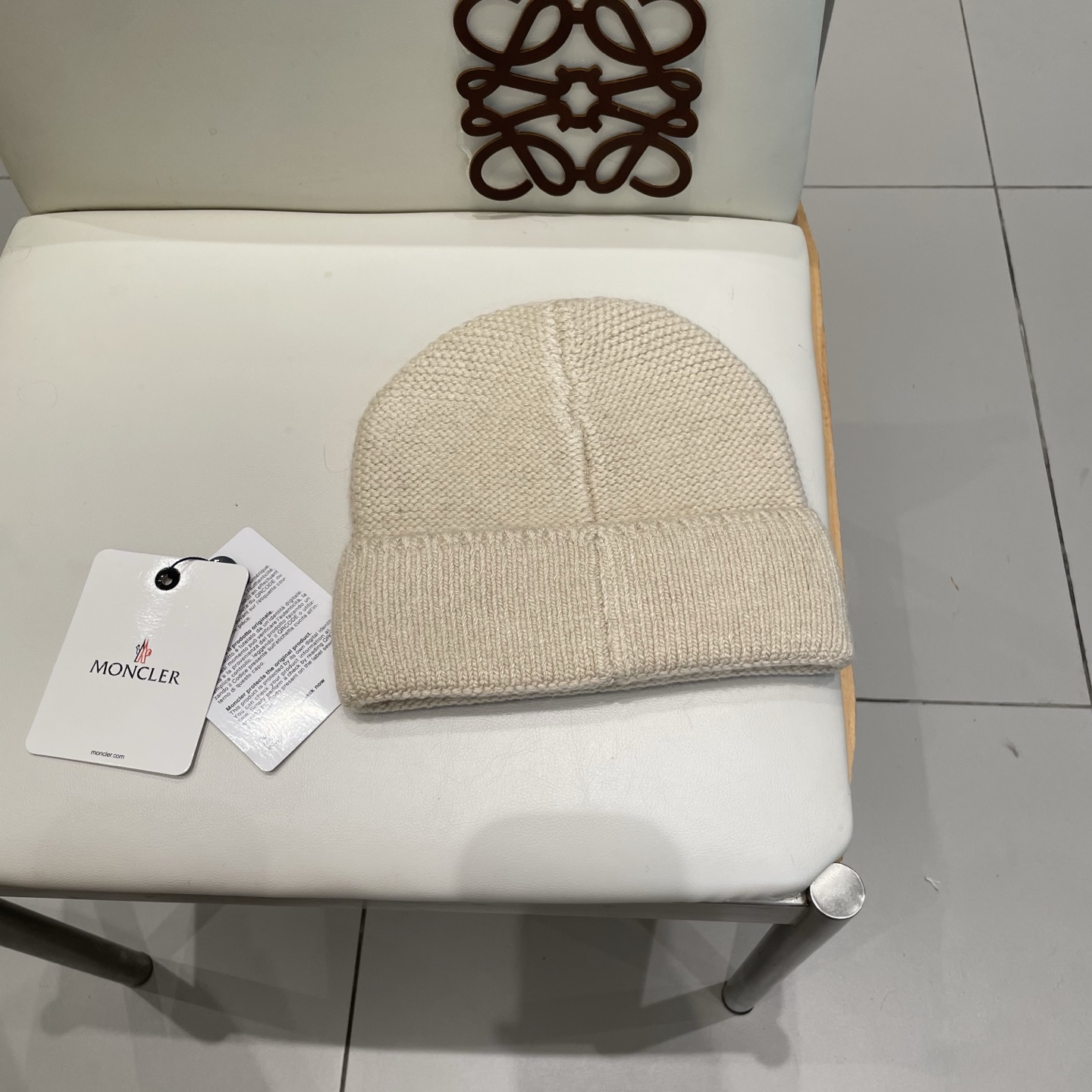 MONCLER蒙口🎩针织毛线帽，附带二维码，好品质高端大气，超柔软！超火爆💖质感很赞，出街超好搭配！时尚潮流！秋冬必备单
