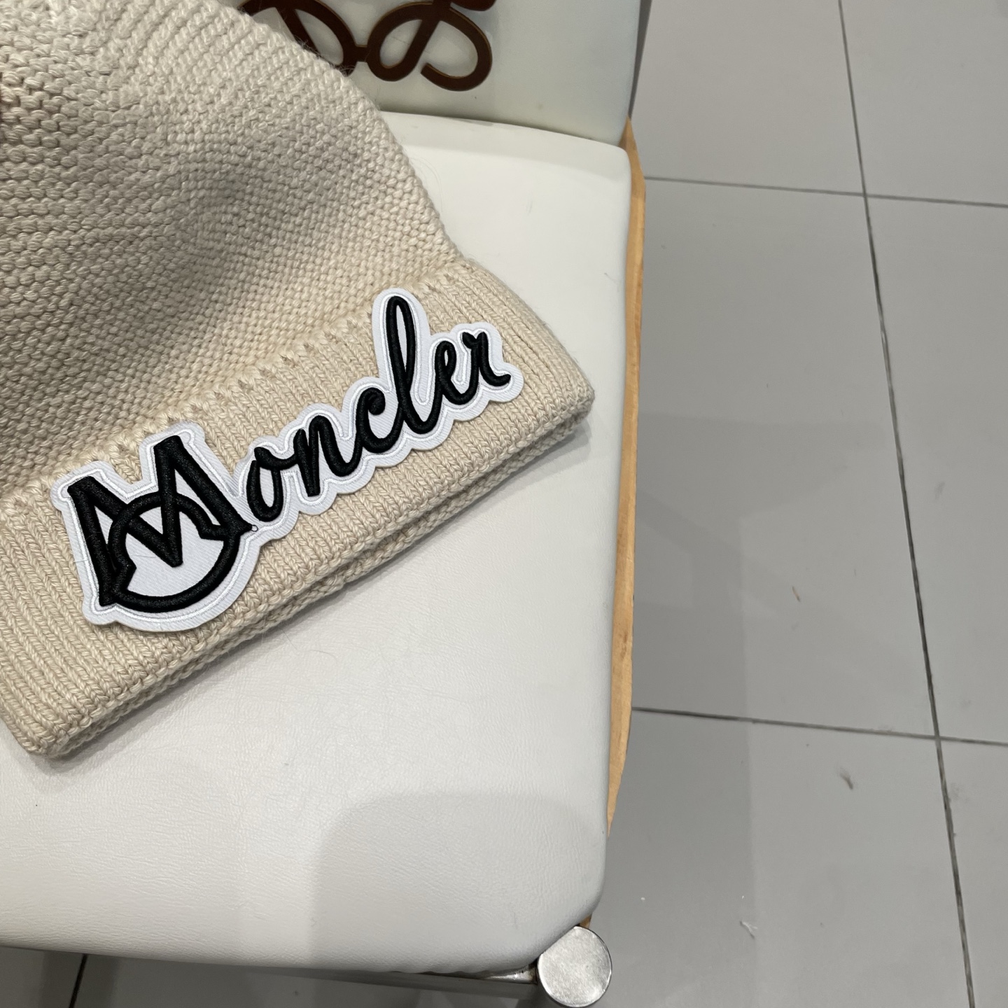 MONCLER蒙口🎩针织毛线帽，附带二维码，好品质高端大气，超柔软！超火爆💖质感很赞，出街超好搭配！时尚潮流！秋冬必备单