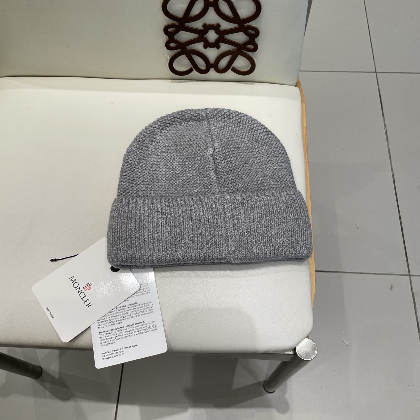 MONCLER蒙口🎩针织毛线帽，附带二维码，好品质高端大气，超柔软！超火爆💖质感很赞，出街超好搭配！时尚潮流！秋冬必备单