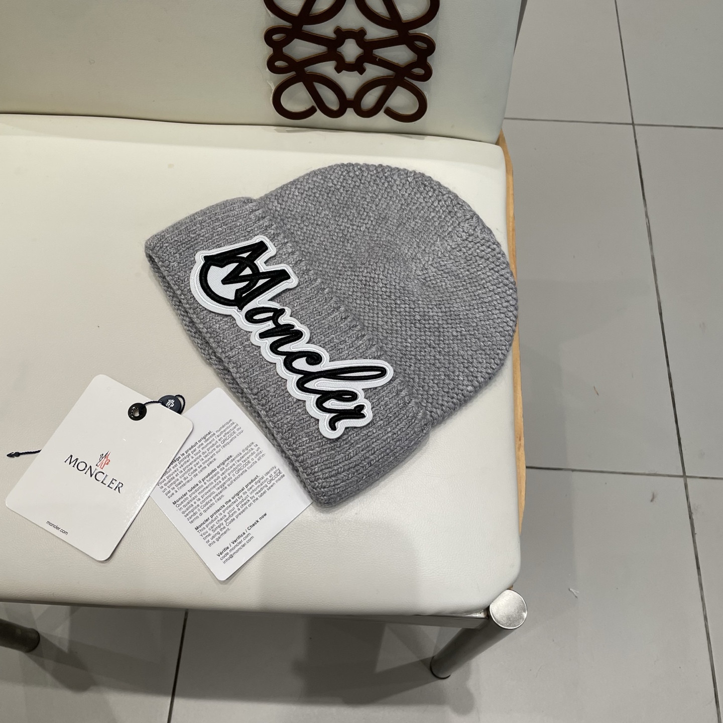 MONCLER蒙口🎩针织毛线帽，附带二维码，好品质高端大气，超柔软！超火爆💖质感很赞，出街超好搭配！时尚潮流！秋冬必备单