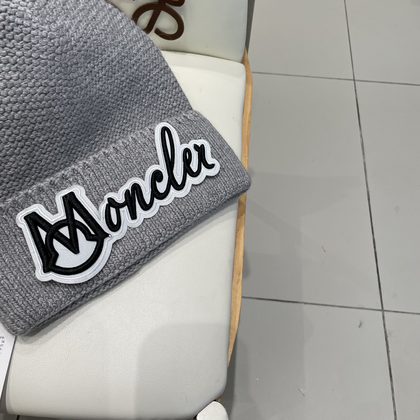 MONCLER蒙口🎩针织毛线帽，附带二维码，好品质高端大气，超柔软！超火爆💖质感很赞，出街超好搭配！时尚潮流！秋冬必备单