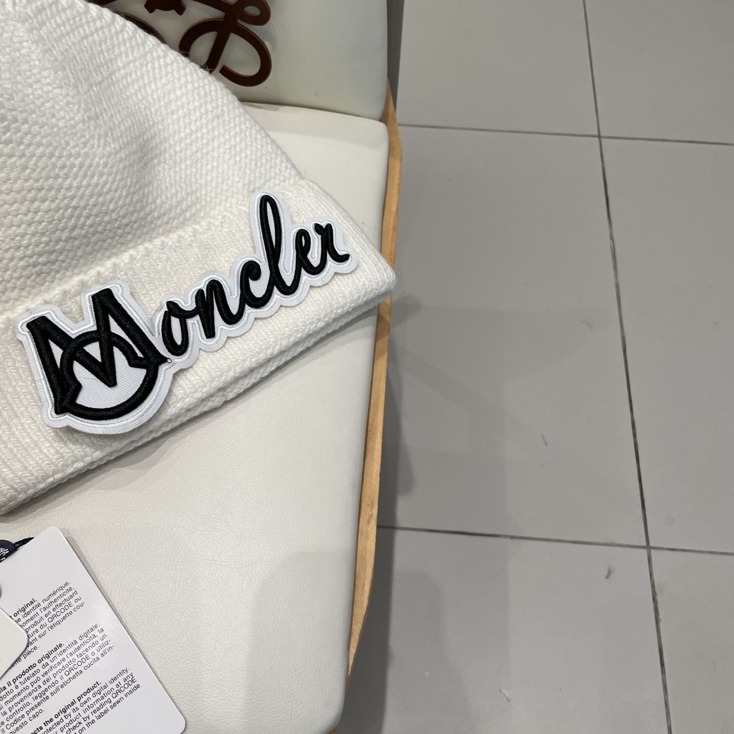 MONCLER蒙口🎩针织毛线帽，附带二维码，好品质高端大气，超柔软！超火爆💖质感很赞，出街超好搭配！时尚潮流！秋冬必备单