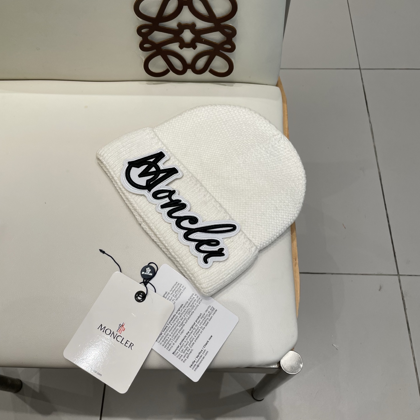 MONCLER蒙口🎩针织毛线帽，附带二维码，好品质高端大气，超柔软！超火爆💖质感很赞，出街超好搭配！时尚潮流！秋冬必备单