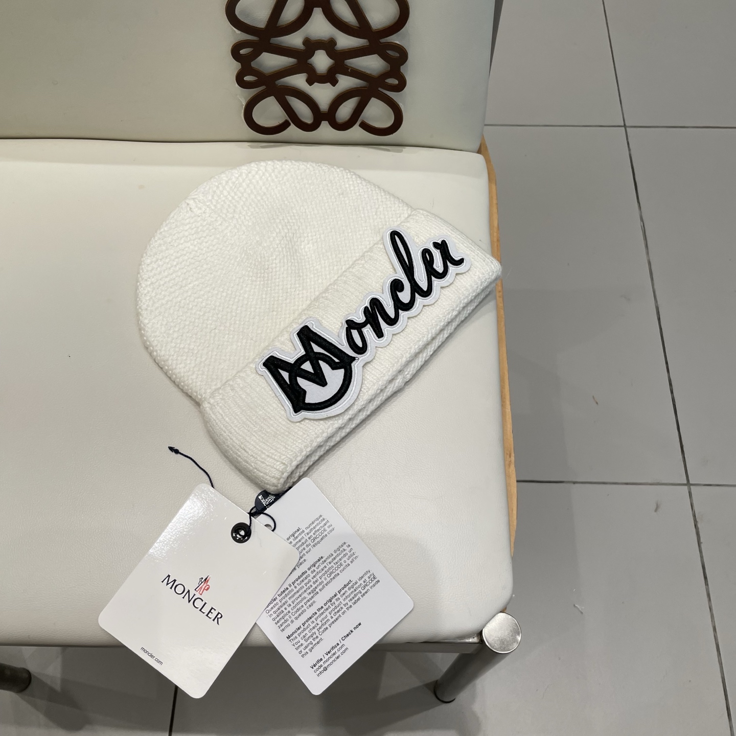 MONCLER蒙口🎩针织毛线帽，附带二维码，好品质高端大气，超柔软！超火爆💖质感很赞，出街超好搭配！时尚潮流！秋冬必备单