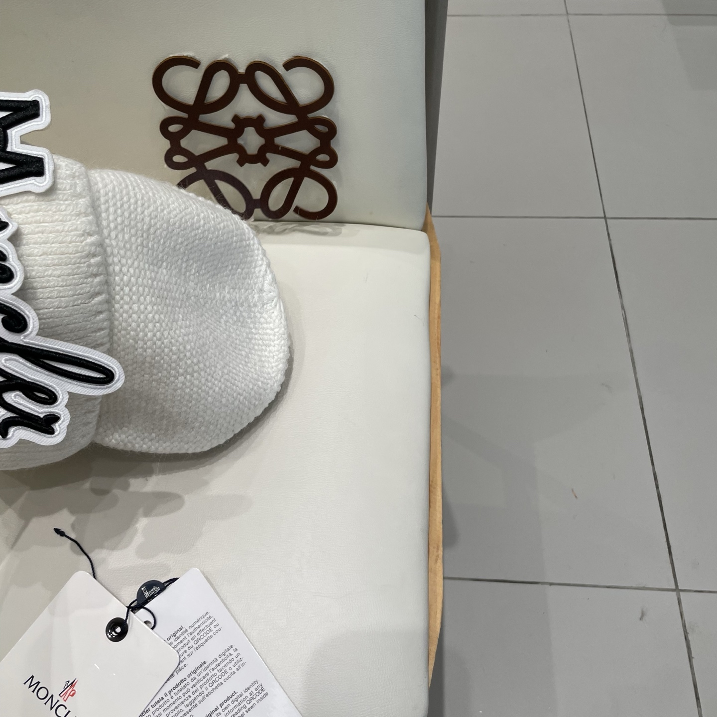 MONCLER蒙口🎩针织毛线帽，附带二维码，好品质高端大气，超柔软！超火爆💖质感很赞，出街超好搭配！时尚潮流！秋冬必备单