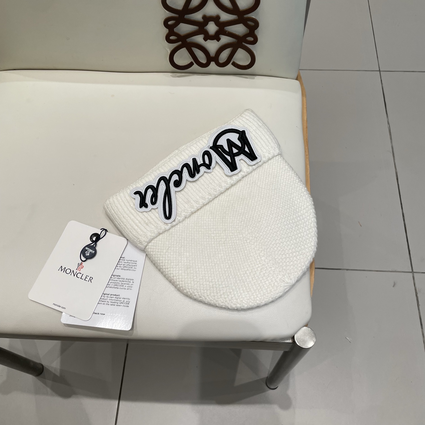 MONCLER蒙口🎩针织毛线帽，附带二维码，好品质高端大气，超柔软！超火爆💖质感很赞，出街超好搭配！时尚潮流！秋冬必备单