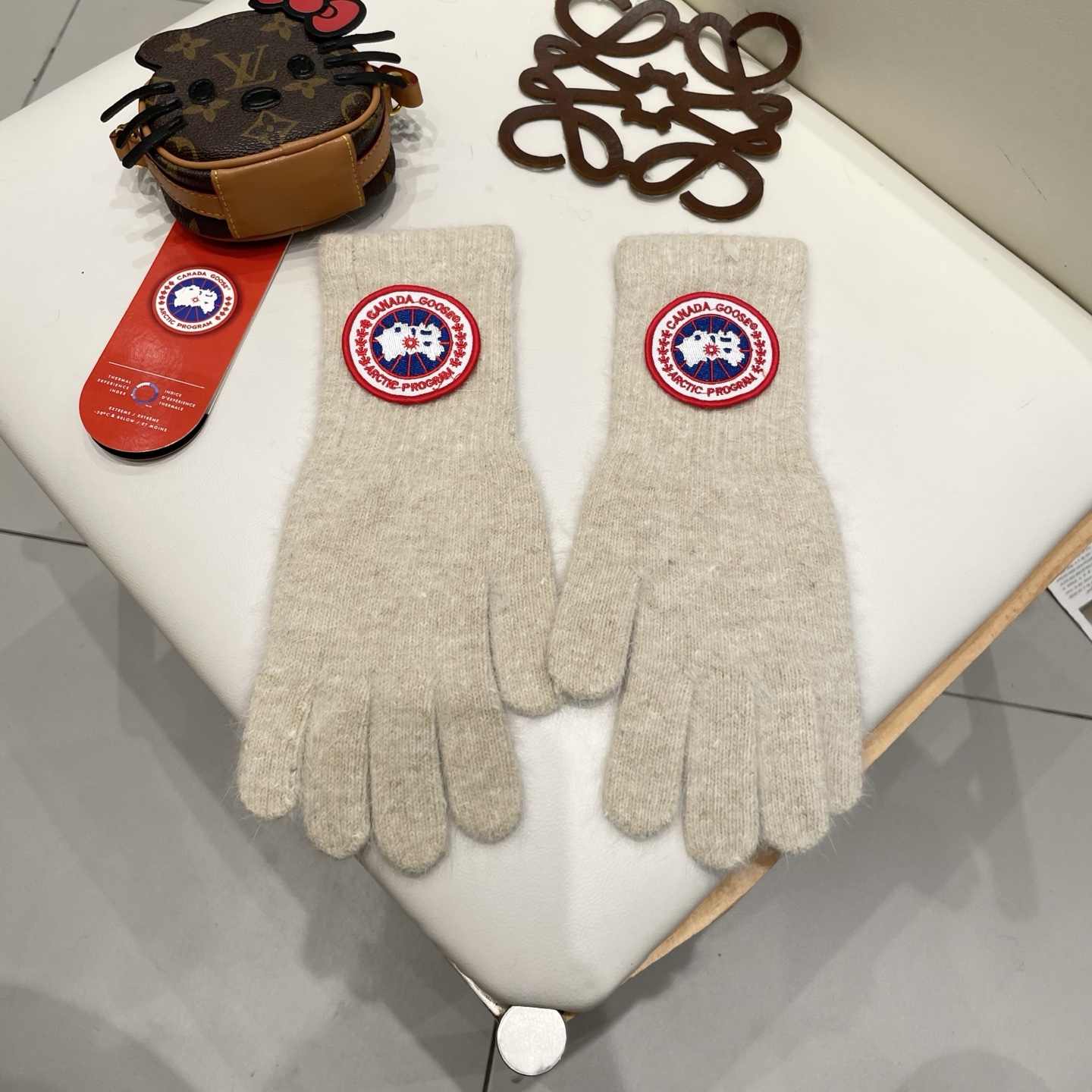 NO:554672,Comes with packaging Canada Goose. CANADA GOOSE's popular autumn and winter wool knitted gloves solid color series are popular this autumn and winter. Every color is super beautiful. It looks great with a cashmere coat. Three-dimensional tailoring. Smooth lines. Comfortable to wear. Fingerless design is more convenient. Fits the hand. One-size-fits-all gloves, gloves, gloves.19860909配包装 加拿大鹅.CANADA GOOSE爆款秋冬羊毛针织手套纯色系列今年秋冬大火 每色都超好看 搭配羊绒大衣绝美 立体版型剪裁 线条流畅 佩戴舒适 露指设计更加方便 贴合手型 尺码均码手套,手套,gloves,accessory
