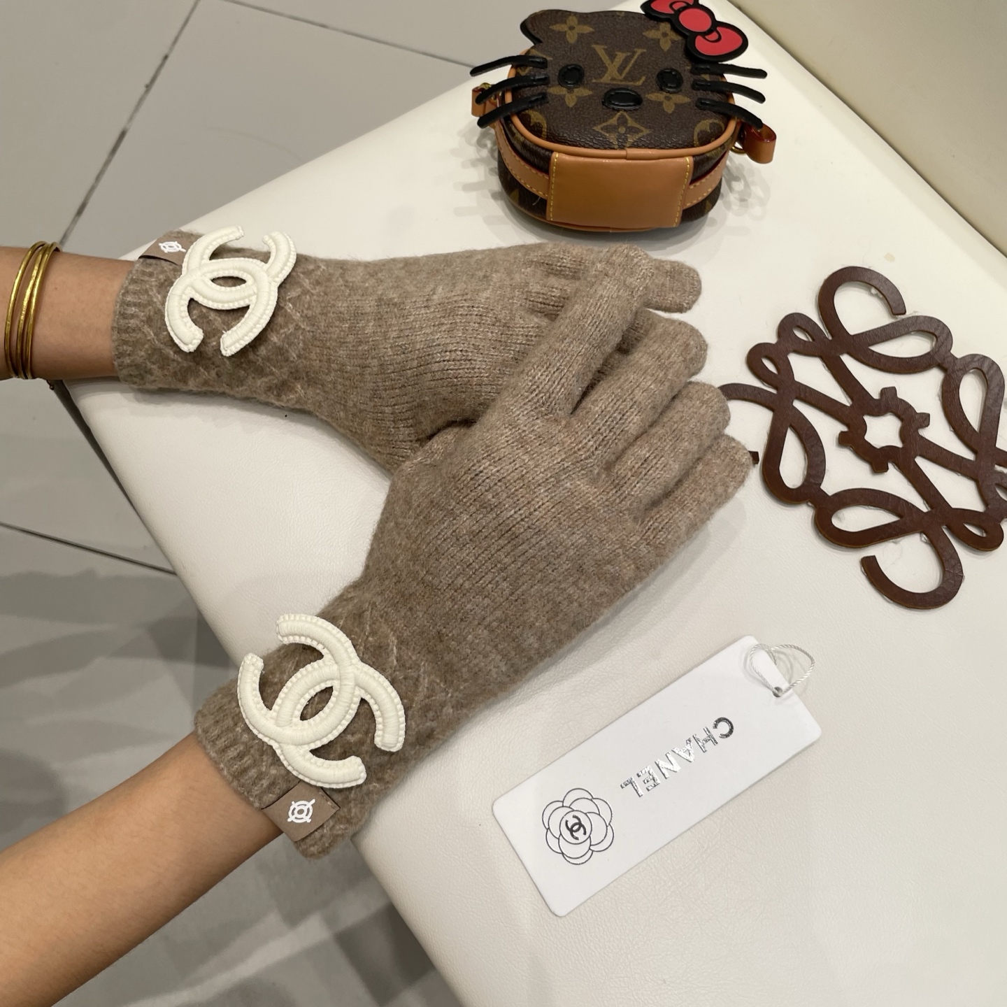 P110 配包装 爆款💥CHANEL香奈儿秋冬羊毛针织手套🧤纯色系列今年秋冬大火🔥 每色都超好看 搭配羊绒大衣绝美 立体版型剪裁 线条流畅 佩戴舒适 露指设计更加方便 贴合手型
尺码:均码