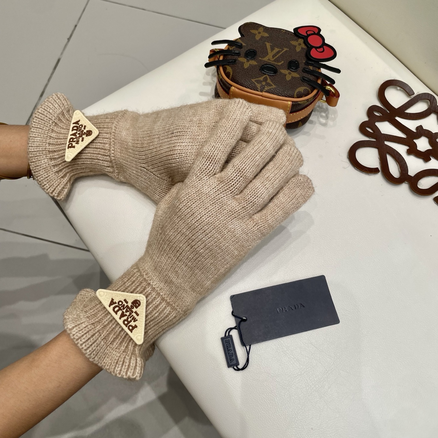 NO:554676,prada prada cashmere thickened women's fungus-edged cashmere gloves soft and waxy warm gloves, gloves, prada, prada, gloves19860909prada普拉达羊绒加厚女士木耳边羊绒手套柔糯保暖手套,手套,prada,prada,gloves,accessory