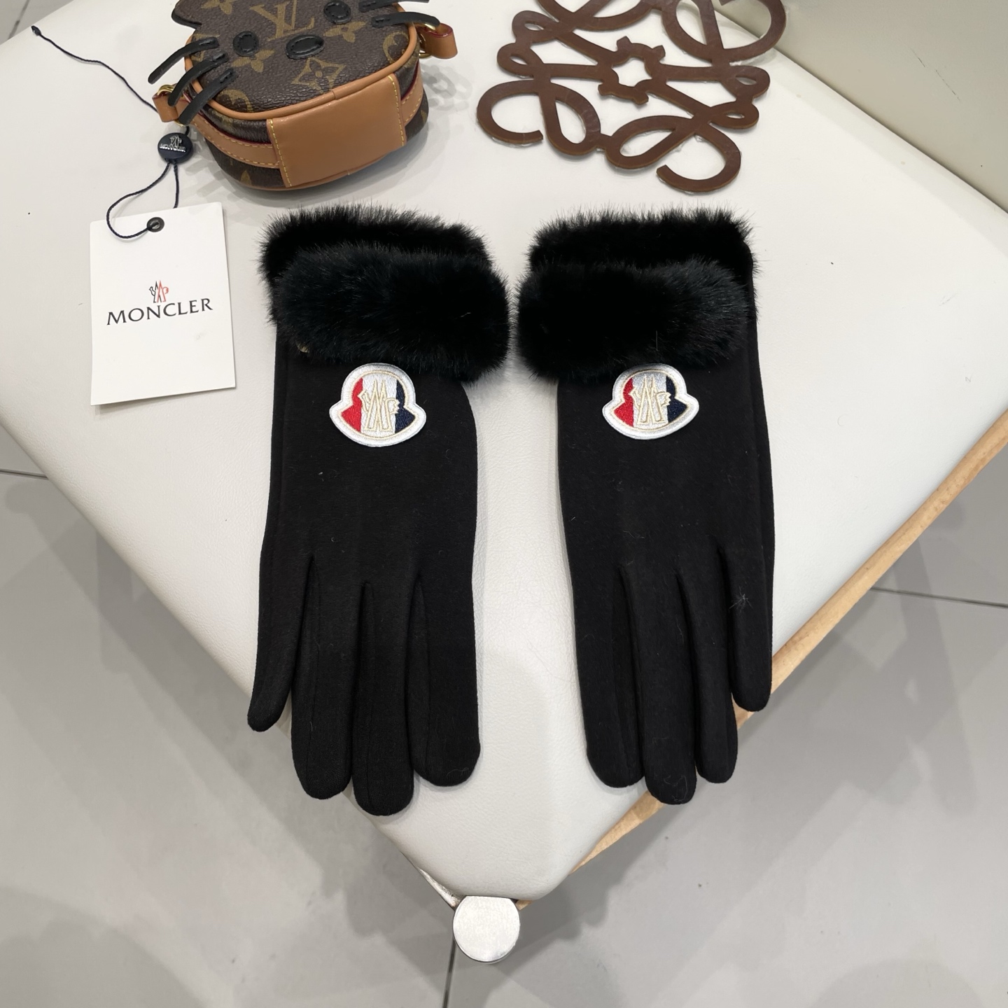 NO:554678,MONCLER Mouth Winter Coldproof Warm Gloves Plus Velvet Cycling Electric Vehicle Touch Screen Split Finger German Velvet High-Quality Plush Gloves Women's Gloves, Gloves, Moncler, gloves19860909MONCLER蒙口冬季防寒保暖手套加绒骑行电动车可触屏分指德绒高级感毛绒手套女手套,手套,Moncler,gloves,accessory