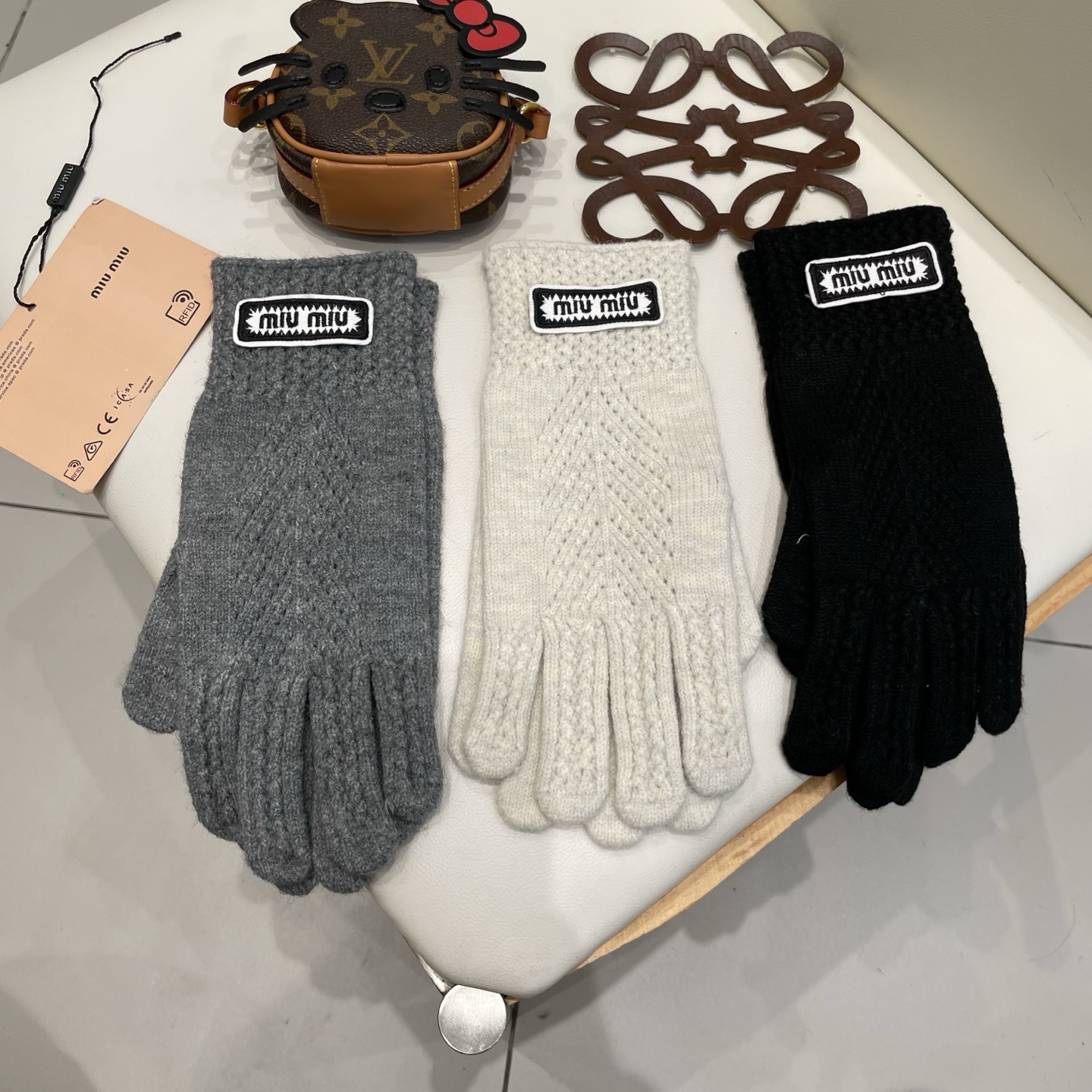 NO:554661,Miumiu miumiu solid color wool knitted gloves for women in winter, soft and waxy, warm, touch-screen exposed two-fingered cycling gloves, gloves, miumiu, gloves19860909缪缪miumiu纯色毛线羊毛针织手套女冬柔软软糯保暖可触屏露二指分指骑行车手套,手套,miumiu,gloves,accessory