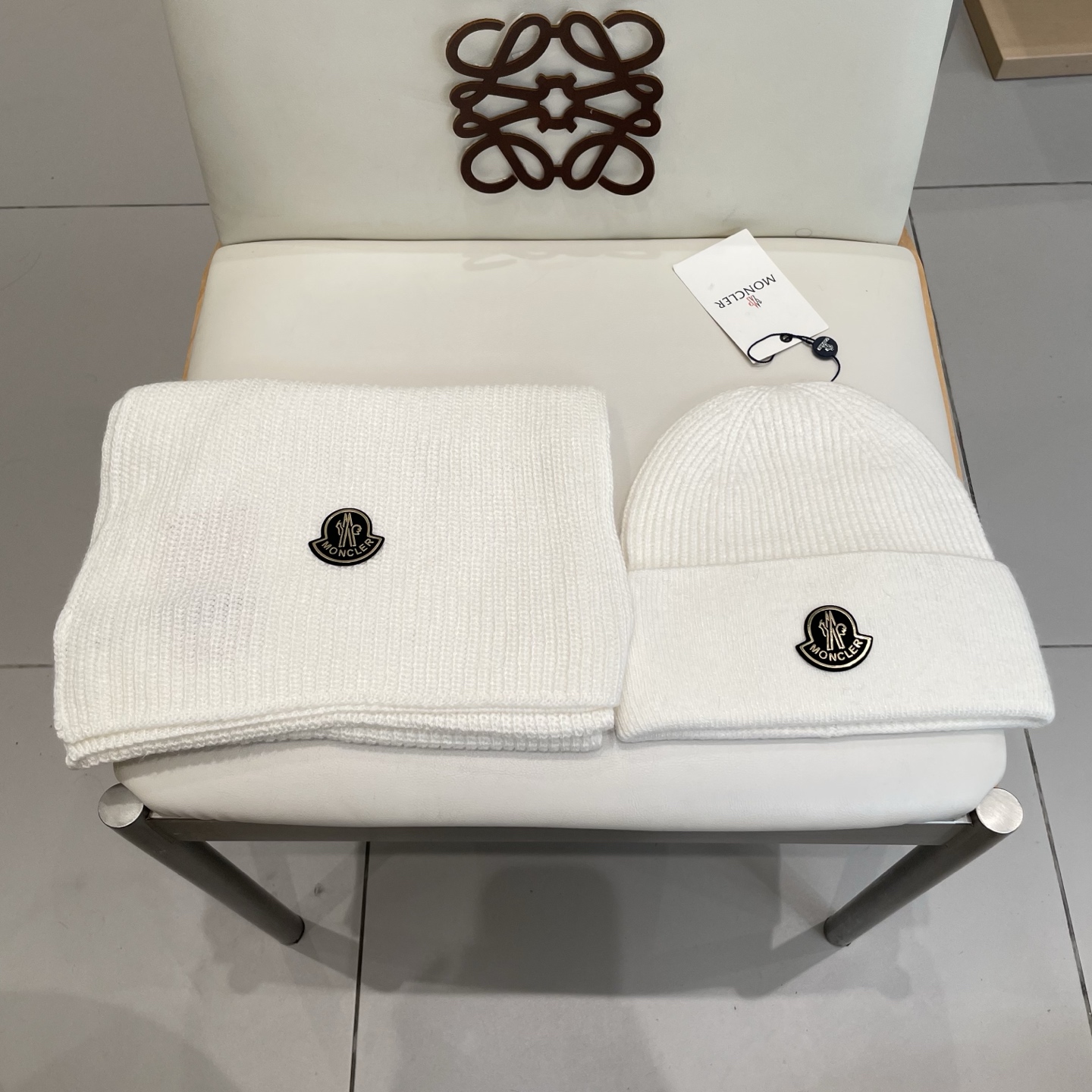 NO:554523,Mouth covering. [Wool suit hat] Classic suit hat!  Hat and scarf!  The material is 70% wool and 30% rabbit fur. It’s warm and super comfortable. It’s a great tool for young ladies to reduce their age in winter. This winter, all you need is a set of hats. It’s warm and fashionable!  Unisex model! Can be made as a couple model!  Complete range of anti-counterfeiting labels and elevators!  Many styles, welcome to choose! Suits, suits, Moncler, hats19860909蒙口.【羊毛套装帽子】经典套装帽子！帽子围巾！材质70羊毛30兔毛.暖暖哒超级舒服～冬日小姐姐减龄神器哦～这个冬天你就差这么一套套装帽子啦～又保暖又时尚！男女通用款!可以做情侣款！防伪标签吊卡齐全！多多款式,欢迎选择!套装,套装,Moncler,hats,accessory