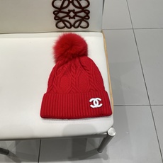 Chanel香奈儿经典蒙口毛线帽!配真狐狸毛球小姐姐的冬日最爱~随便搭配什么衣服都好看!又减龄又显可爱的一款~颜色很多, Chanel香奈儿经典蒙口毛线帽!配真狐狸毛球小姐姐的冬日最爱~随便搭配什么衣服都好看!又减龄又显可爱的一款~颜色很多,