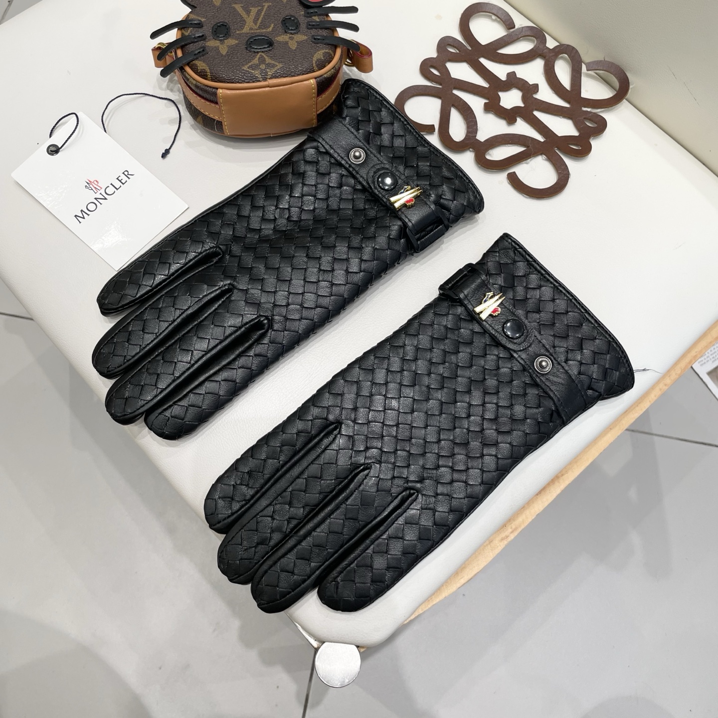 NO:640139,2025 Men's Gloves with Men's Mouth, exclusively customized, with imported first-grade sheepskin lining with deerskin pattern!  Luxurious and generous, can be controlled by any age!  Comes with box size, XL, XXL. Must sell if you transfer the picture!  gloves,gloves,Moncler,sheepskin,gloves198609092025蒙口男士手套,独家定制,鹿皮纹进口一级羊皮绒里！奢华大方,任何年龄都可以驾驭！配盒子码数、XL、XXL 转图必卖哦！手套,手套,Moncler,sheepskin,gloves,accessory