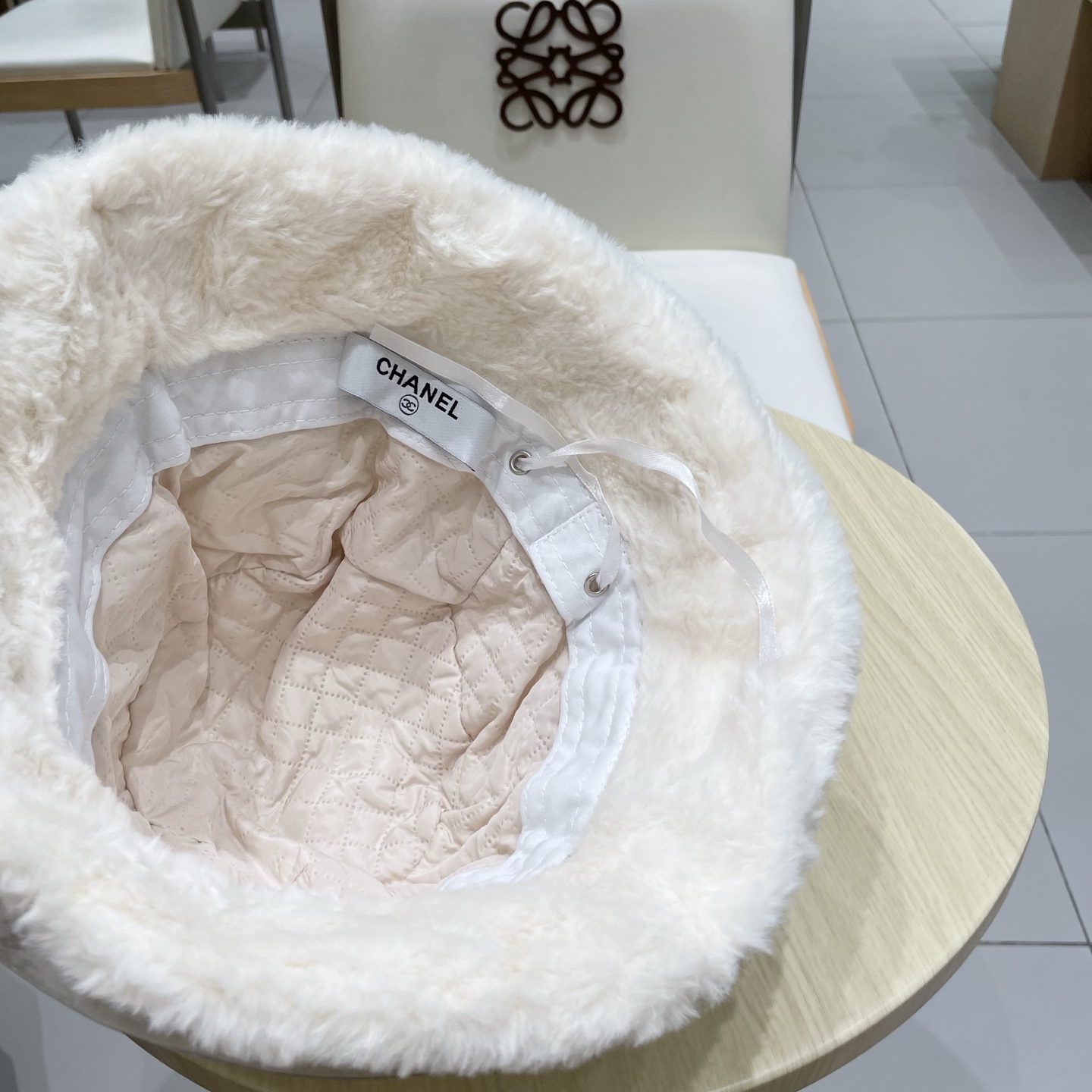 Chanel帽子女韩版金属爱心毛绒渔夫帽秋冬季羽绒棉柔软防寒保暖护耳盆帽