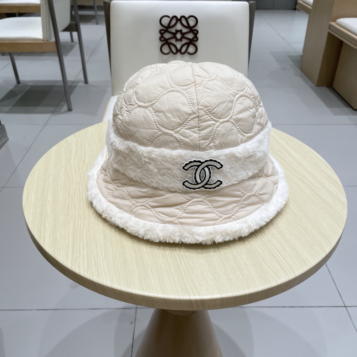 Chanel帽子女韩版金属爱心毛绒渔夫帽秋冬季羽绒棉柔软防寒保暖护耳盆帽