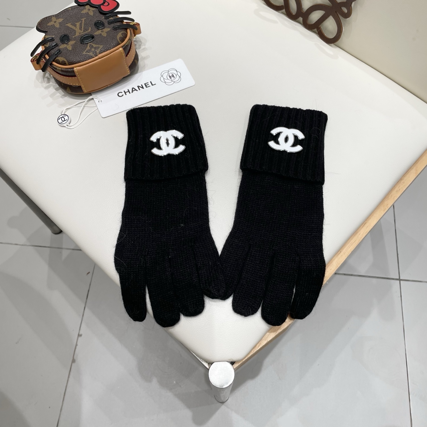 NO:640157,Chanel Chanel 2025 Autumn and Winter 30 Rabbit + 70 Wool Gloves are worth comparing the same style with different qualities, to instantly kill the poor products in the market. The wool ten lazy rabbit fur is lined with velvet. It is a classic and timeless style. If you like it, you can buy it. If you use it this year, you can still use it next year. [Happy] [Happy] [Happy] Comes with a box of one-size-fits-all gloves, gloves, chanel, chanel, gloves19860909chanel香奈儿2025秋冬30兔毛+70羊毛 手套值得对比同款不同品质,秒杀市场差产品,羊毛十懒兔毛内里加绒 经典不过时款.喜欢可以入手了,这种品质的今年用了明年还能用 [愉快][愉快][愉快]配盒子码数均码手套,手套,chanel,chanel,gloves,accessory