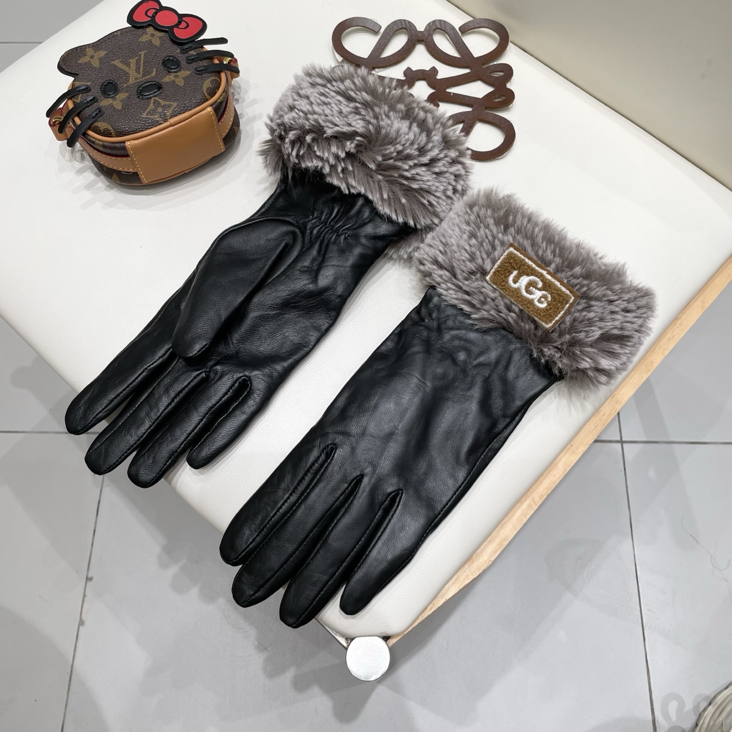 NO:659698,2025 new exclusive first-release touch screen gloves UGG [original quality] official website syncs with women's new high-end sheepskin gloves, the goddess's first choice. Don't miss 100% imported sheepskin. The leather is fine and soft. Look for the imported sheepskin with a special feel and cashmere lining for better warmth. Side zipper design is a must-have for beauties and goddesses. Top-notch workmanship. No detail is spared. Comes with box size M L gloves, gloves, sheepskin, gloves198609092025新款独家首发触屏手套 UGG【原单品质】官网同步女士新款高档羊皮手套女神首选 不可错过百分百选用进口羊皮 皮质细腻柔软 认准进口羊皮特有手感羊绒内里保暖更佳 侧面拉链设计美女女神集美们必备顶级做工任何细节都不放过配盒子码数Ｍ L手套,手套,sheepskin,gloves,accessory