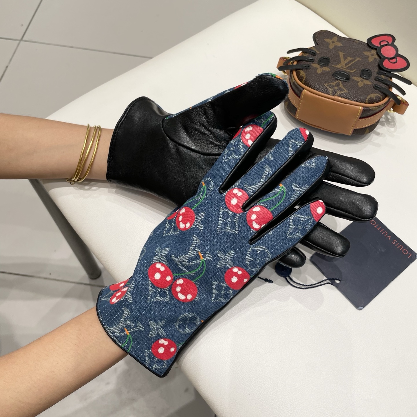 NO:659696,Lv European new style [top original order] women's high-end gloves, 100% made of imported sheepskin, cherry leather is soft, first-class feel, look for the imported sheepskin, unique feel, top-notch workmanship, no details are spared, genuine open version, gloves, gloves, louis vuitton, sheepskin, gloves19860909Lv欧洲新款【顶级原单】女士高档手套 百分百选用进口羊皮 樱桃皮质柔软 手感一流认准进口羊皮特有手感顶级做工任何细节都不放过正品开版 手套,手套,louis vuitton,sheepskin,gloves,accessory