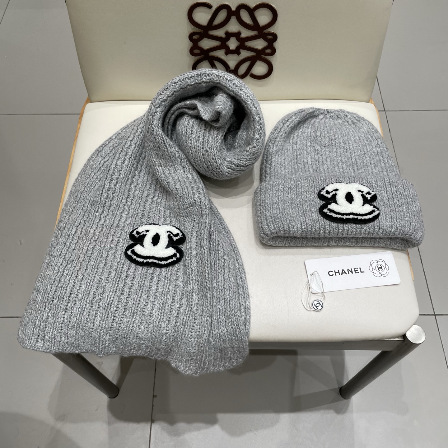 香奈儿CHANEL小红书爆款，新品经典套装帽子！帽子➕围巾！手感一级棒！暖暖哒超级舒服～这个冬天你就差这么一套装帽子啦～