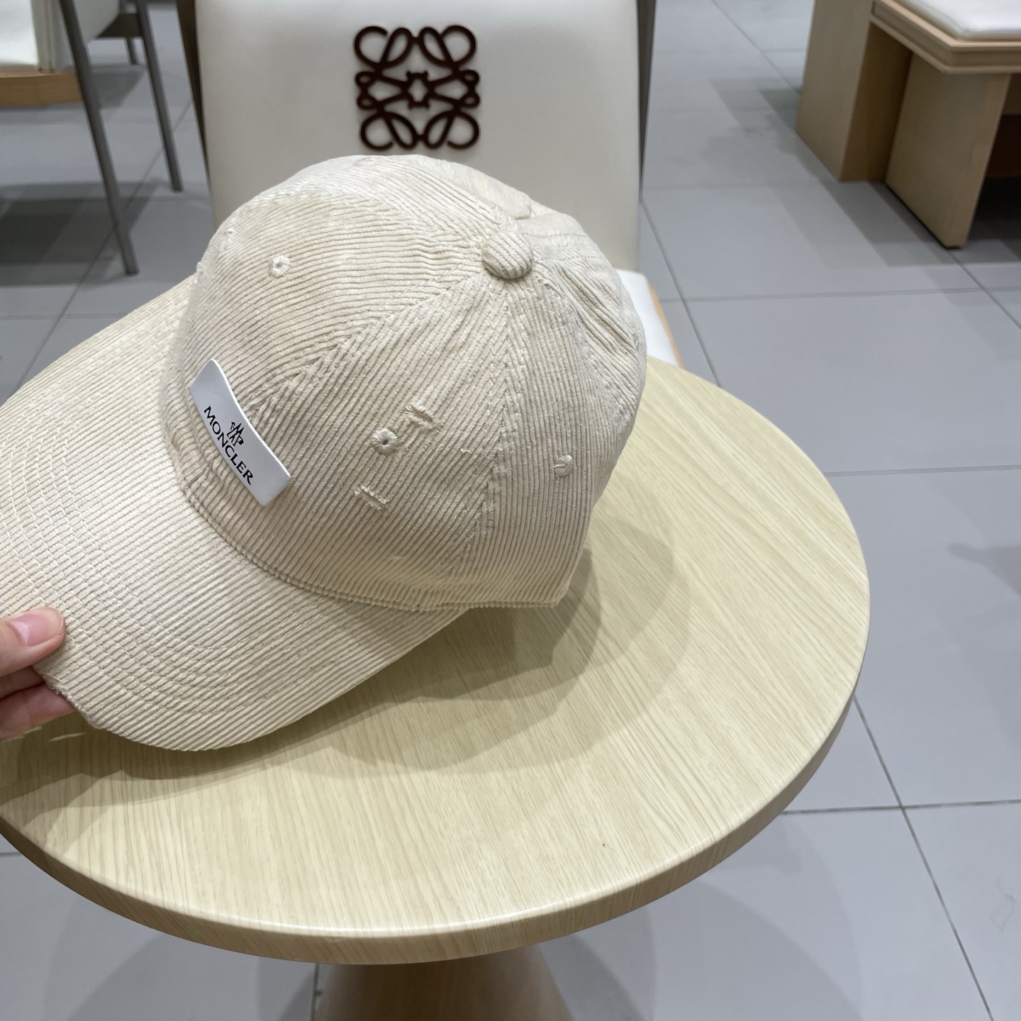 Moncler蒙口 秋冬新款灯芯绒棒球帽 ， 质感满满.今年灯芯饿真的yyds ～