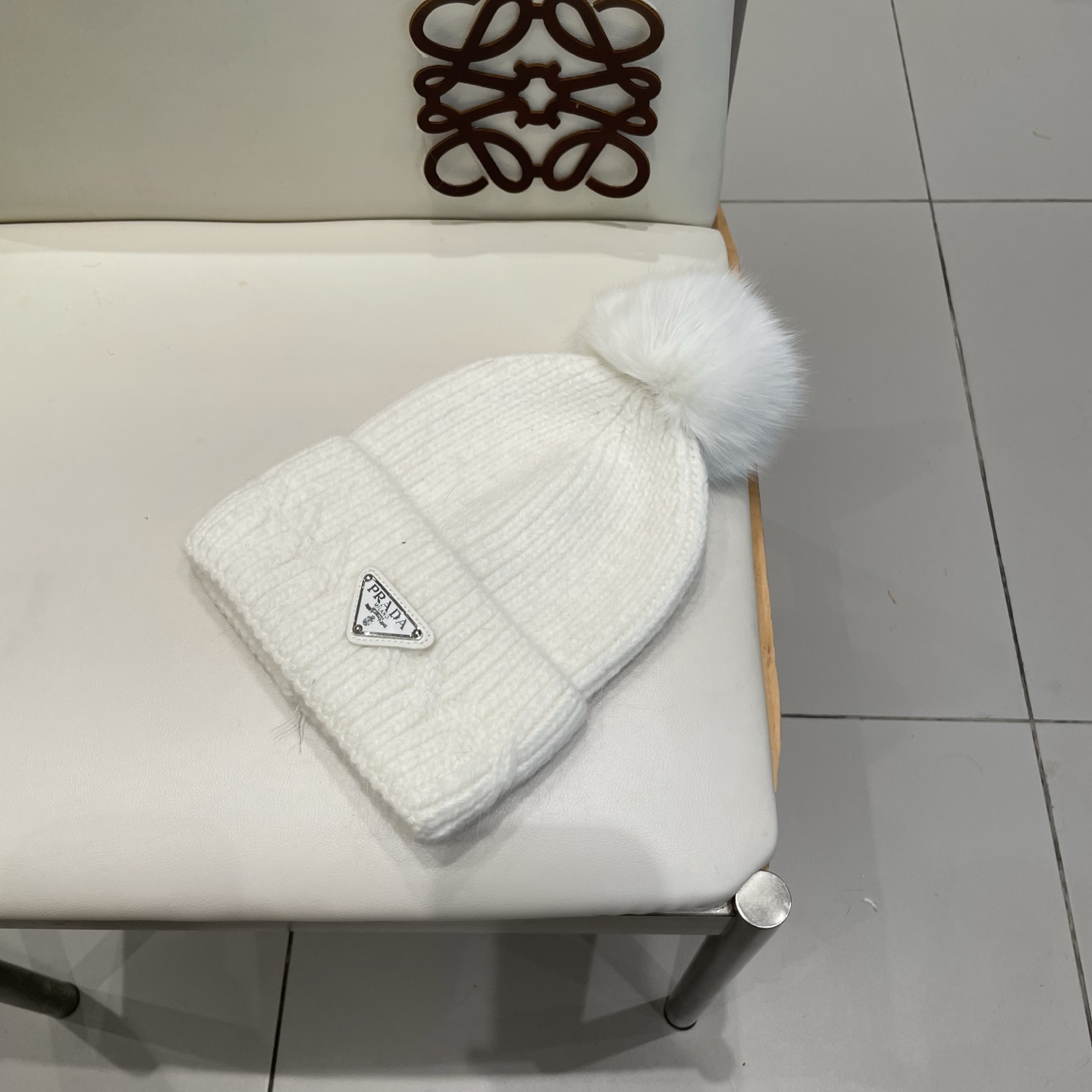 🧢普拉达PRADA👒 秋冬新款配狐狸毛球专柜针织毛线帽，超火爆💖质感一流，出街超好搭配！减龄神器