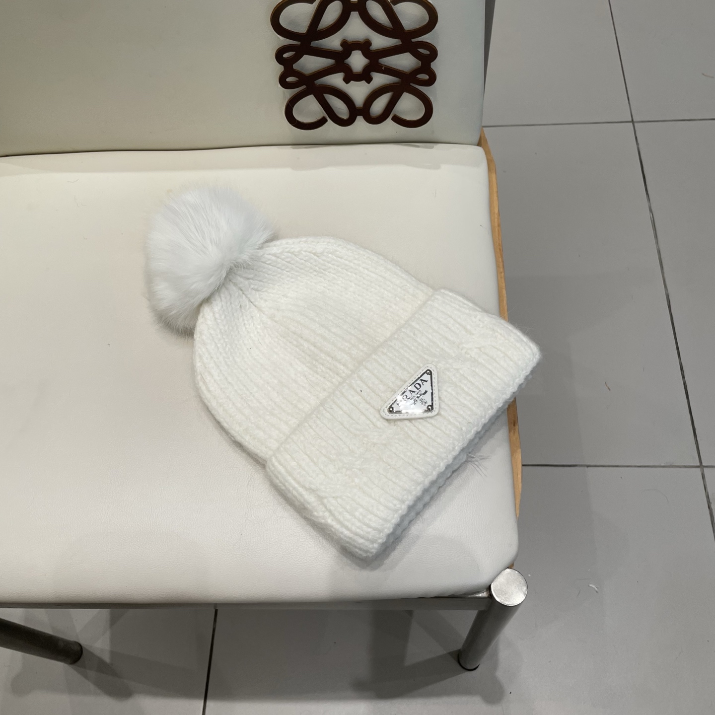 🧢普拉达PRADA👒 秋冬新款配狐狸毛球专柜针织毛线帽，超火爆💖质感一流，出街超好搭配！减龄神器