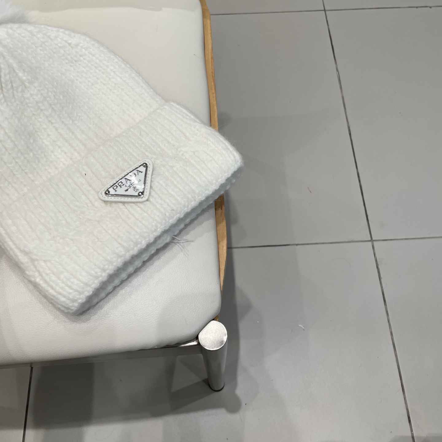 🧢普拉达PRADA👒 秋冬新款配狐狸毛球专柜针织毛线帽，超火爆💖质感一流，出街超好搭配！减龄神器