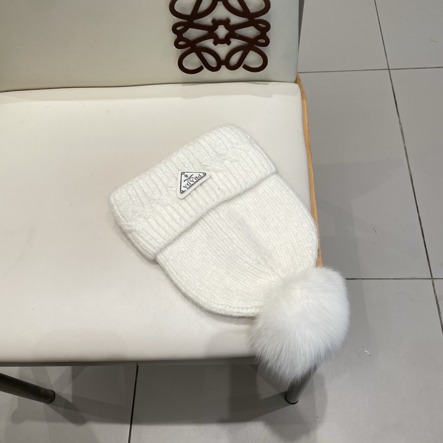 🧢普拉达PRADA👒 秋冬新款配狐狸毛球专柜针织毛线帽，超火爆💖质感一流，出街超好搭配！减龄神器