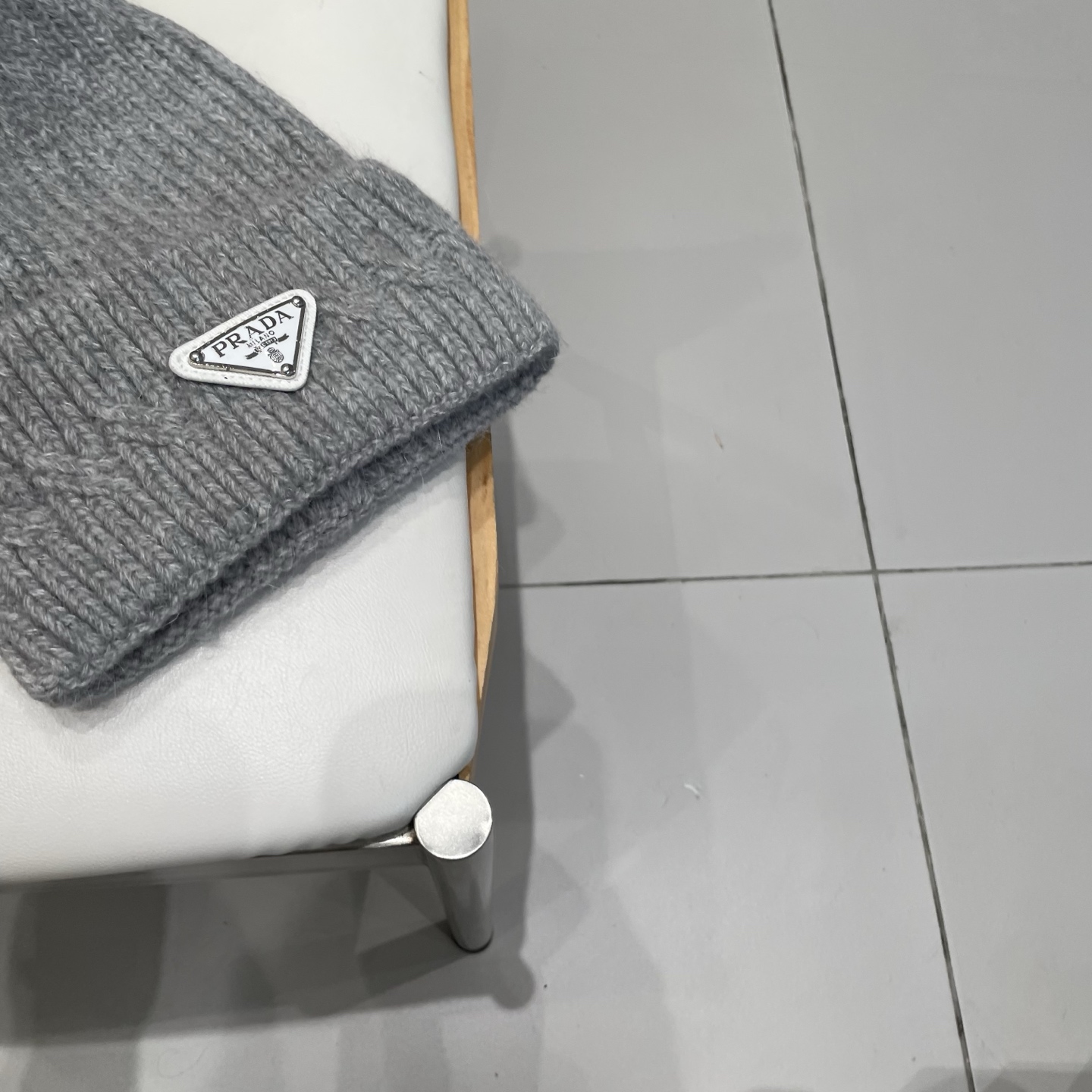 🧢普拉达PRADA👒 秋冬新款配狐狸毛球专柜针织毛线帽，超火爆💖质感一流，出街超好搭配！减龄神器