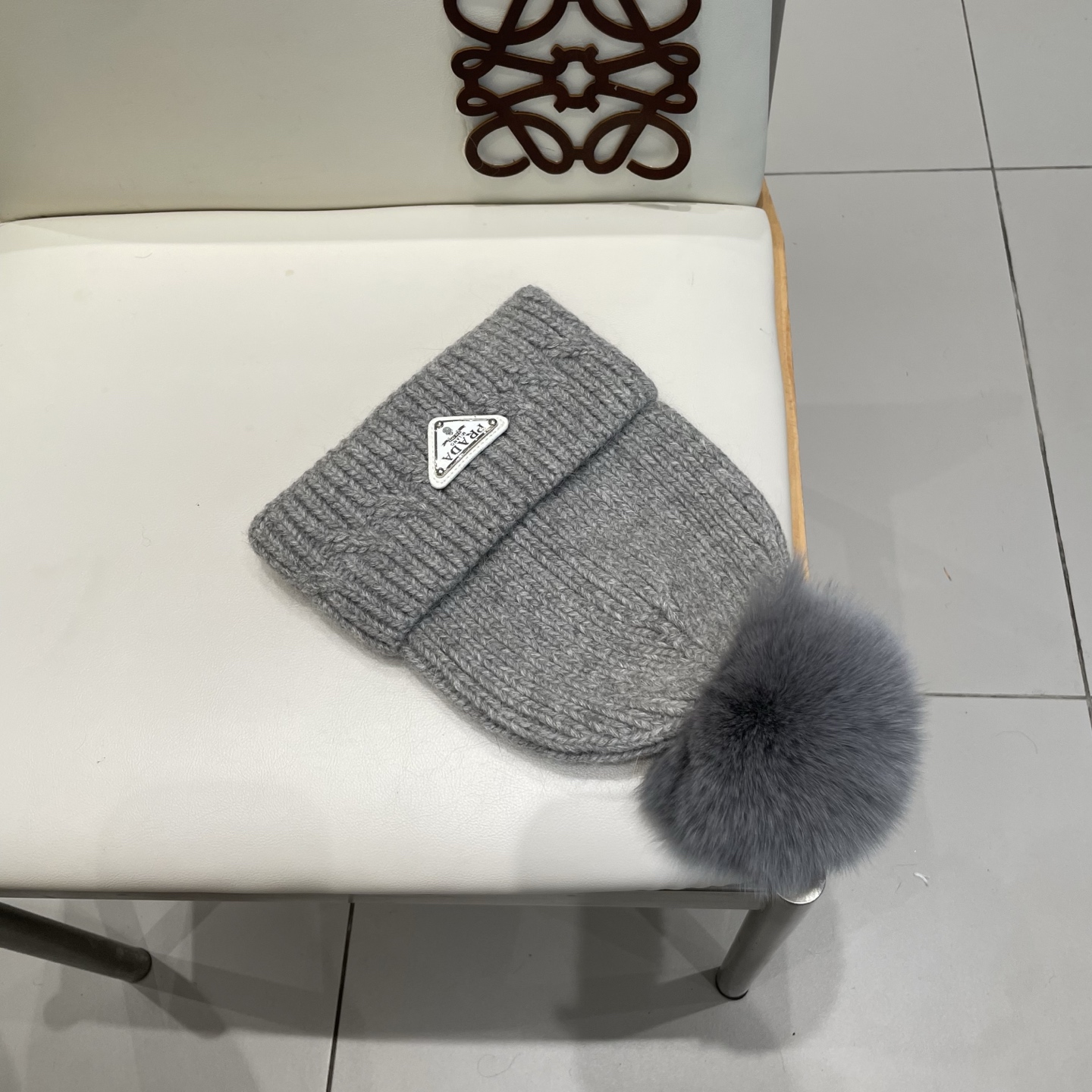 🧢普拉达PRADA👒 秋冬新款配狐狸毛球专柜针织毛线帽，超火爆💖质感一流，出街超好搭配！减龄神器