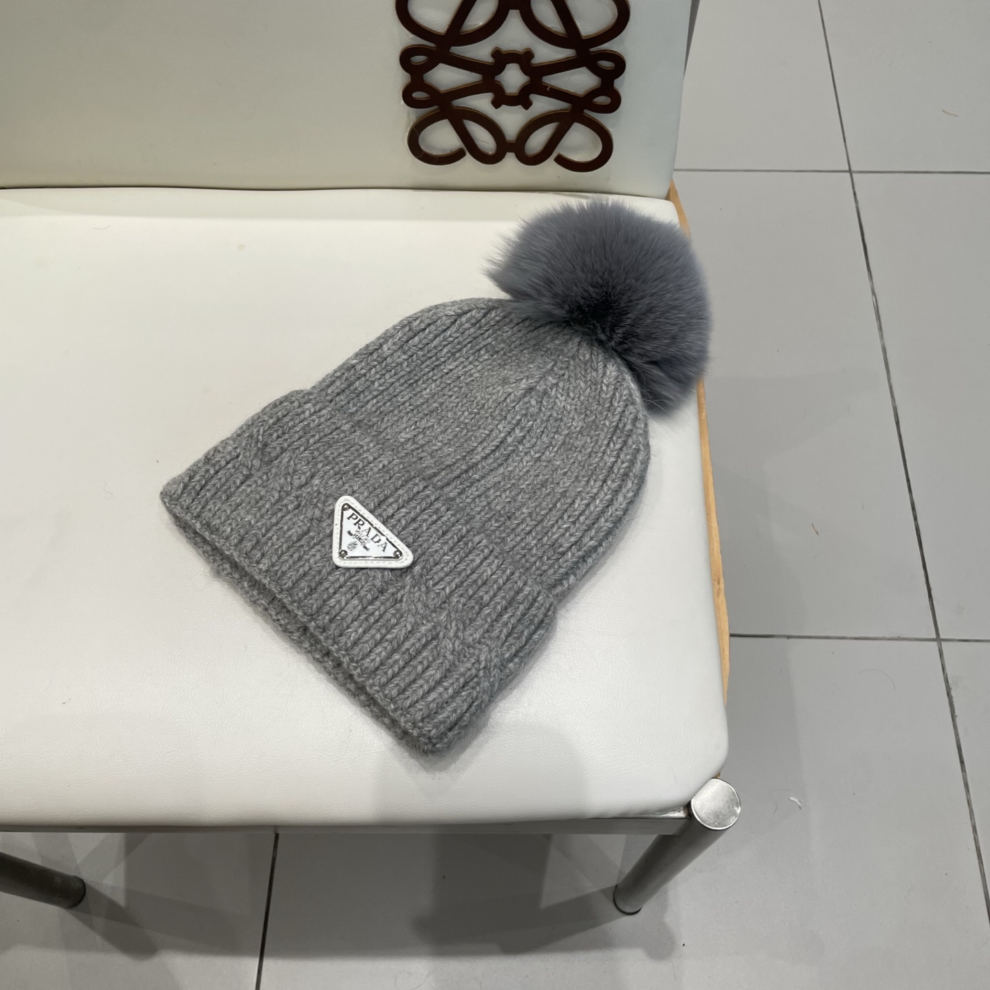 🧢普拉达PRADA👒 秋冬新款配狐狸毛球专柜针织毛线帽，超火爆💖质感一流，出街超好搭配！减龄神器