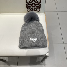 🧢普拉达PRADA👒 秋冬新款配狐狸毛球专柜针织毛线帽,超火爆💖质感一流,出街超好搭配!减龄神器 🧢普拉达PRADA👒 秋冬新款配狐狸毛球专柜针织毛线帽,超火爆💖质感一流,出街超好搭配!减龄神器