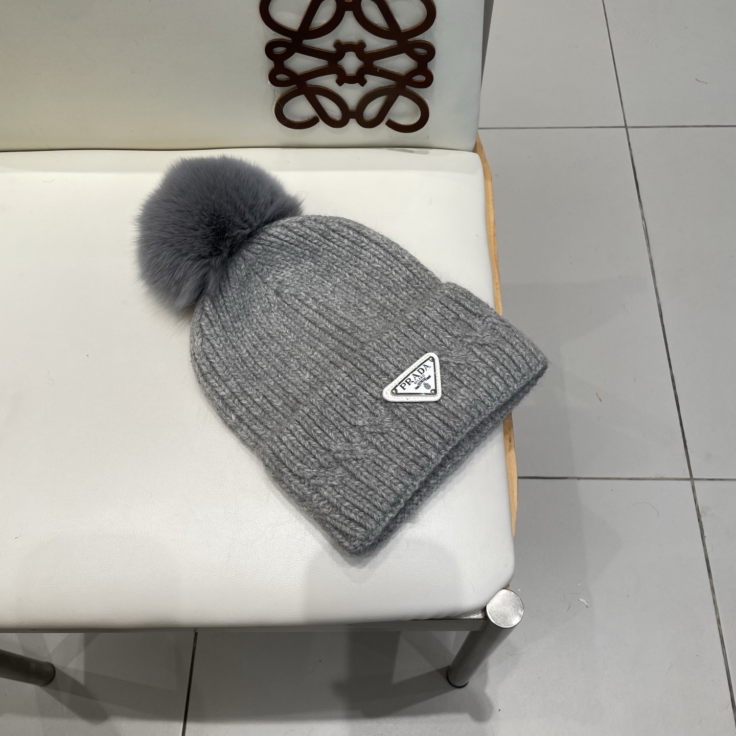 🧢普拉达PRADA👒 秋冬新款配狐狸毛球专柜针织毛线帽，超火爆💖质感一流，出街超好搭配！减龄神器