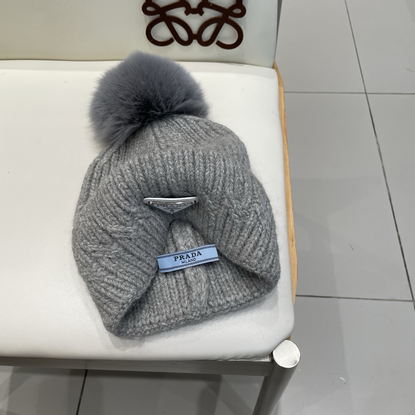 🧢普拉达PRADA👒 秋冬新款配狐狸毛球专柜针织毛线帽，超火爆💖质感一流，出街超好搭配！减龄神器
