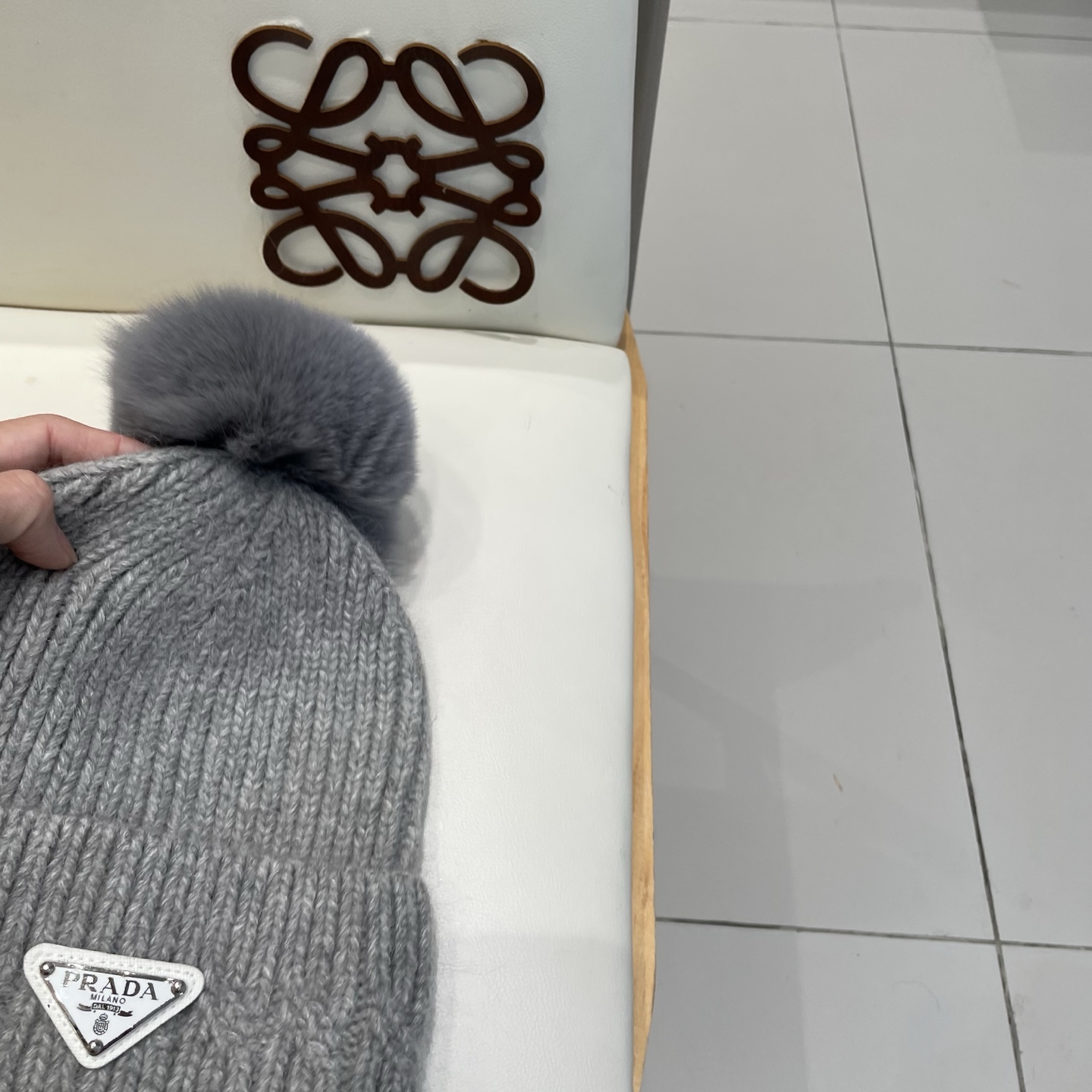 🧢普拉达PRADA👒 秋冬新款配狐狸毛球专柜针织毛线帽，超火爆💖质感一流，出街超好搭配！减龄神器