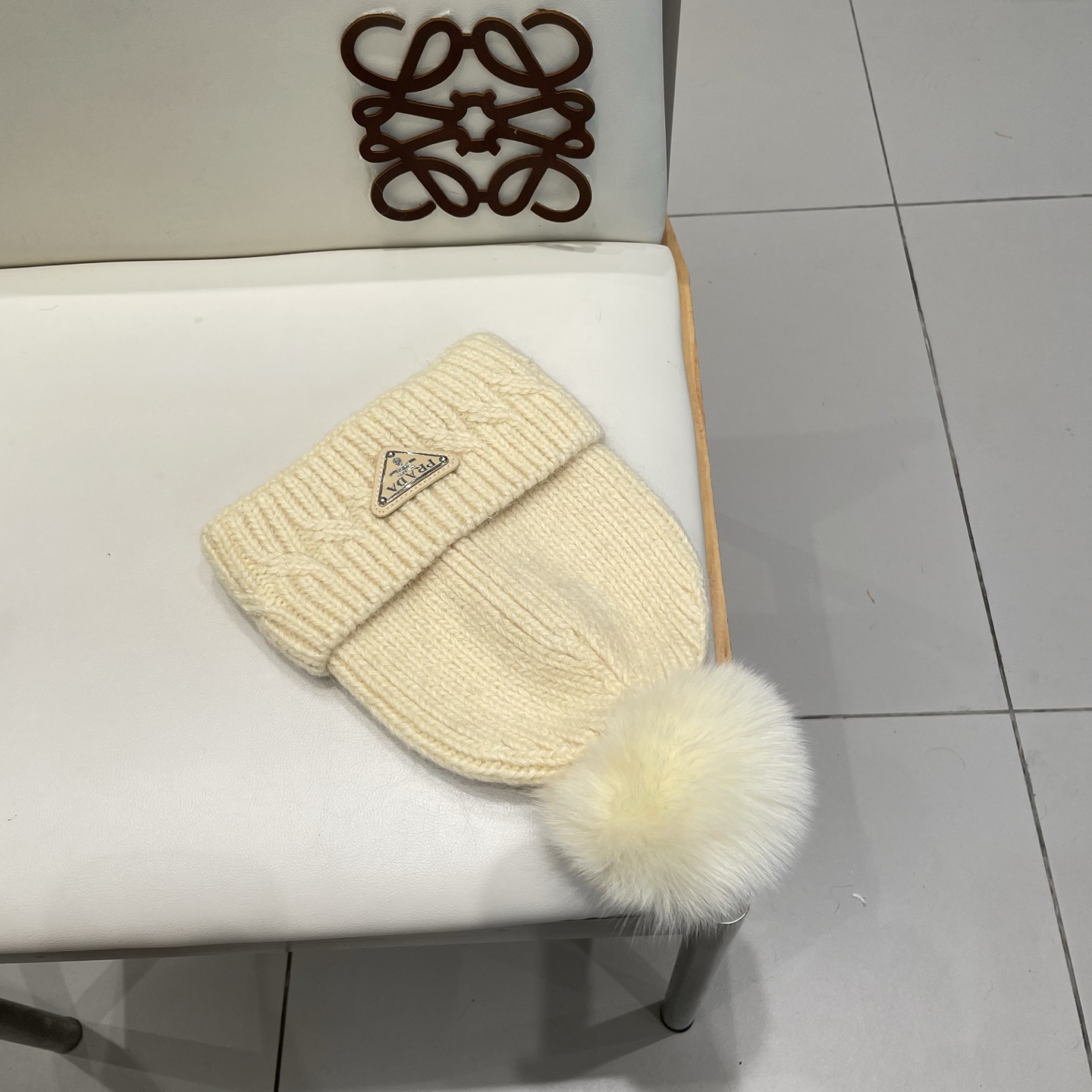 🧢普拉达PRADA👒 秋冬新款配狐狸毛球专柜针织毛线帽，超火爆💖质感一流，出街超好搭配！减龄神器