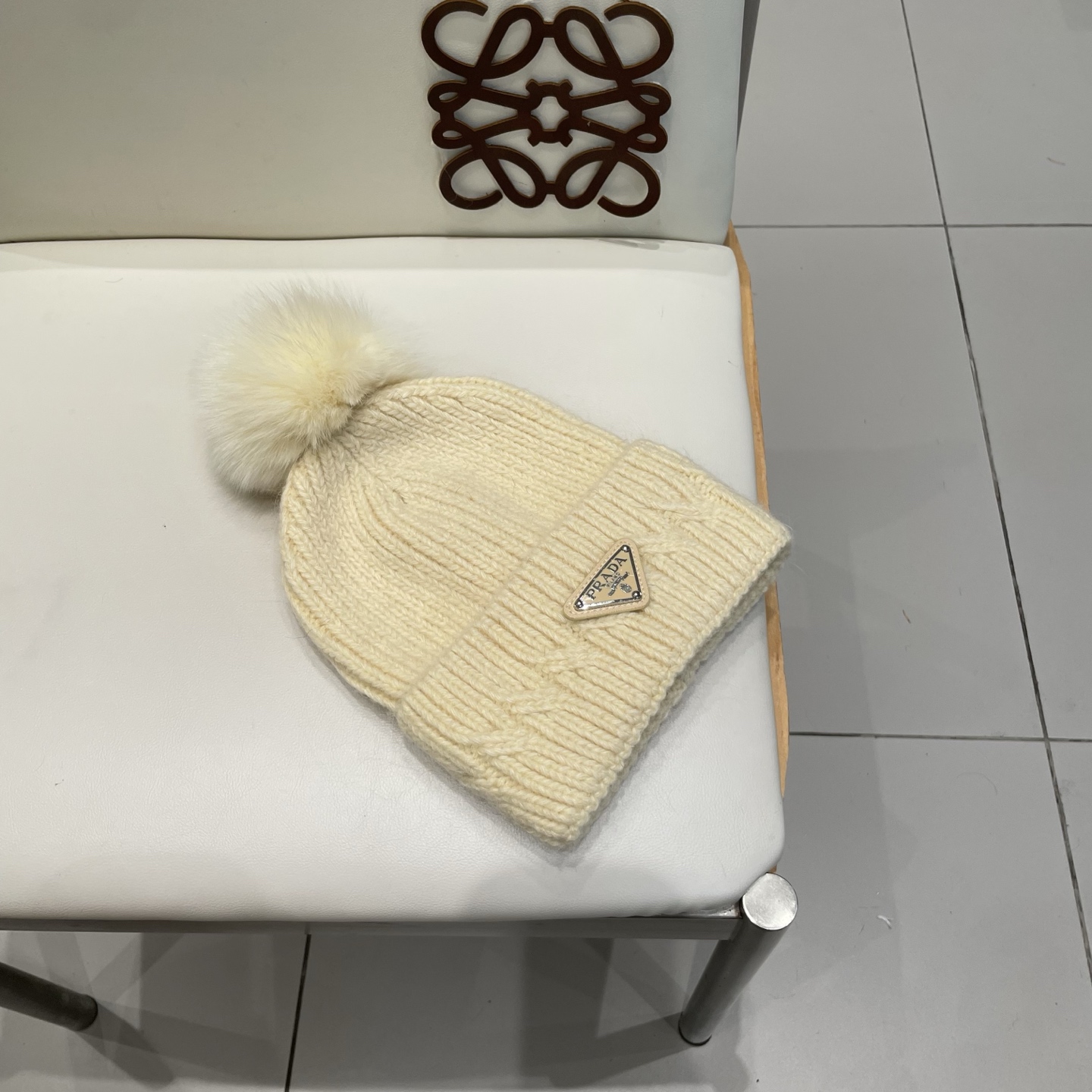 🧢普拉达PRADA👒 秋冬新款配狐狸毛球专柜针织毛线帽，超火爆💖质感一流，出街超好搭配！减龄神器